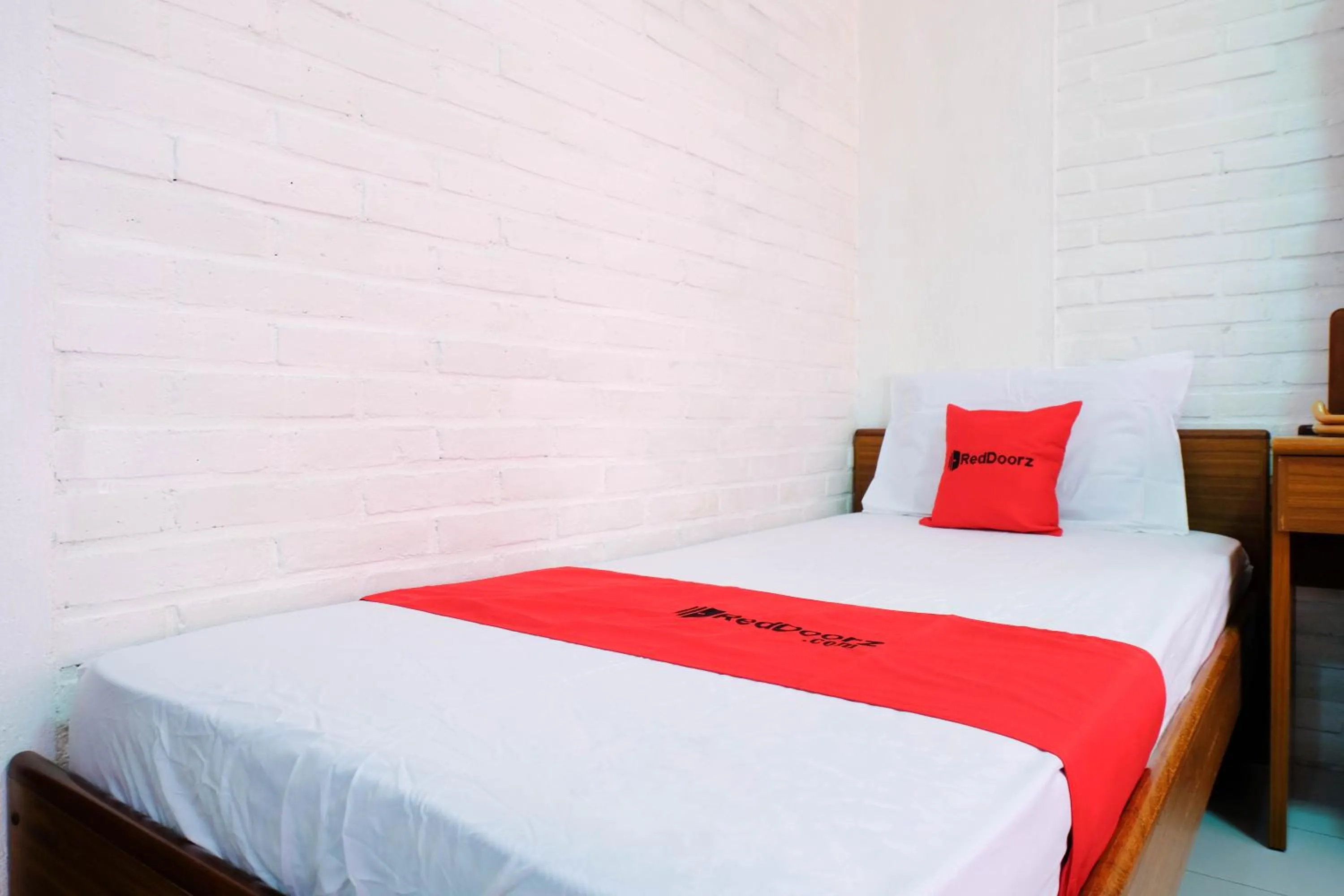 Bed in RedDoorz Syariah near Kopeng Treetop Adventure