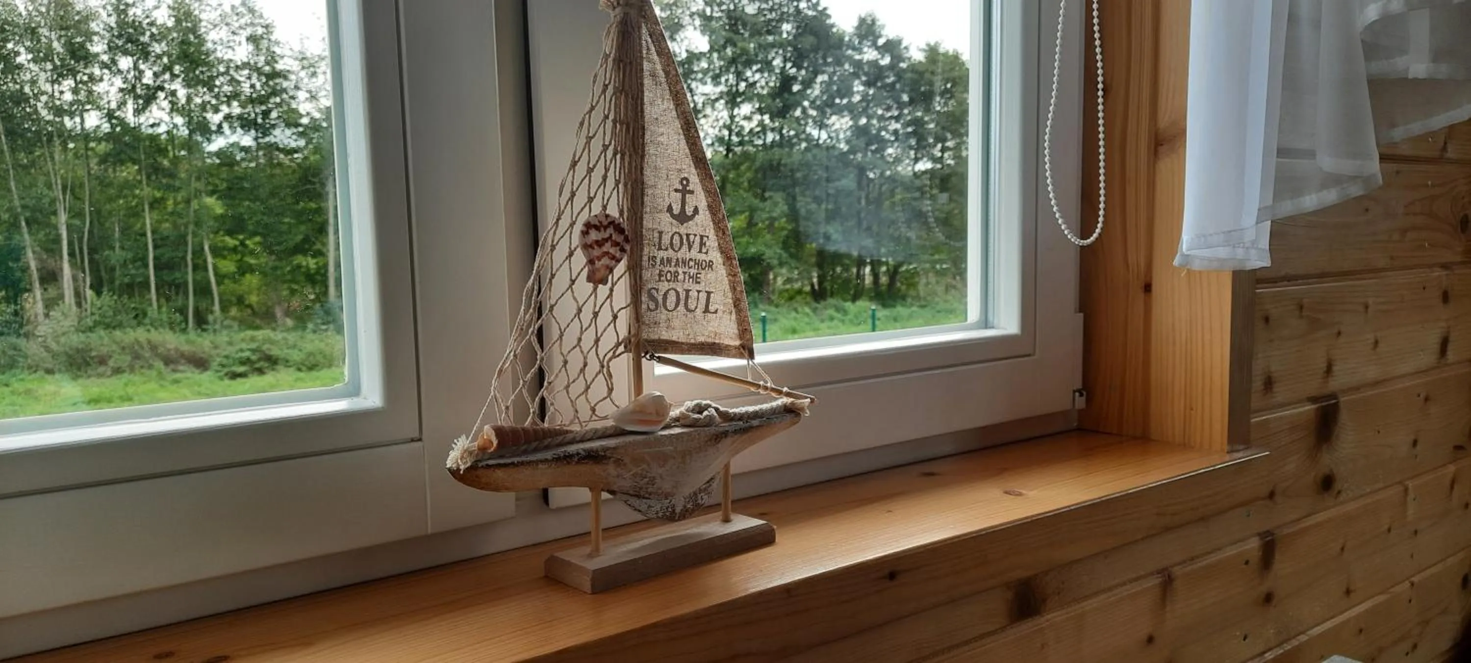 Szary domek nad jeziorem