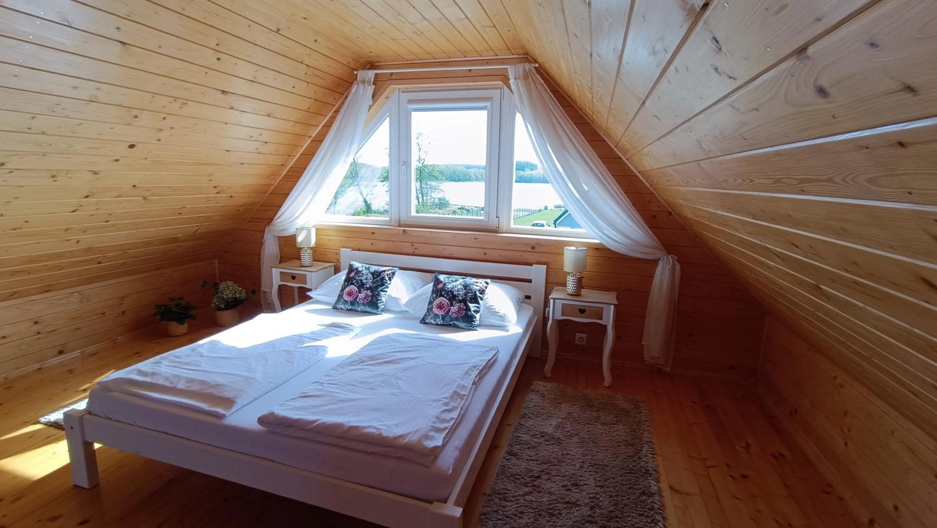 Bed in Szary domek nad jeziorem