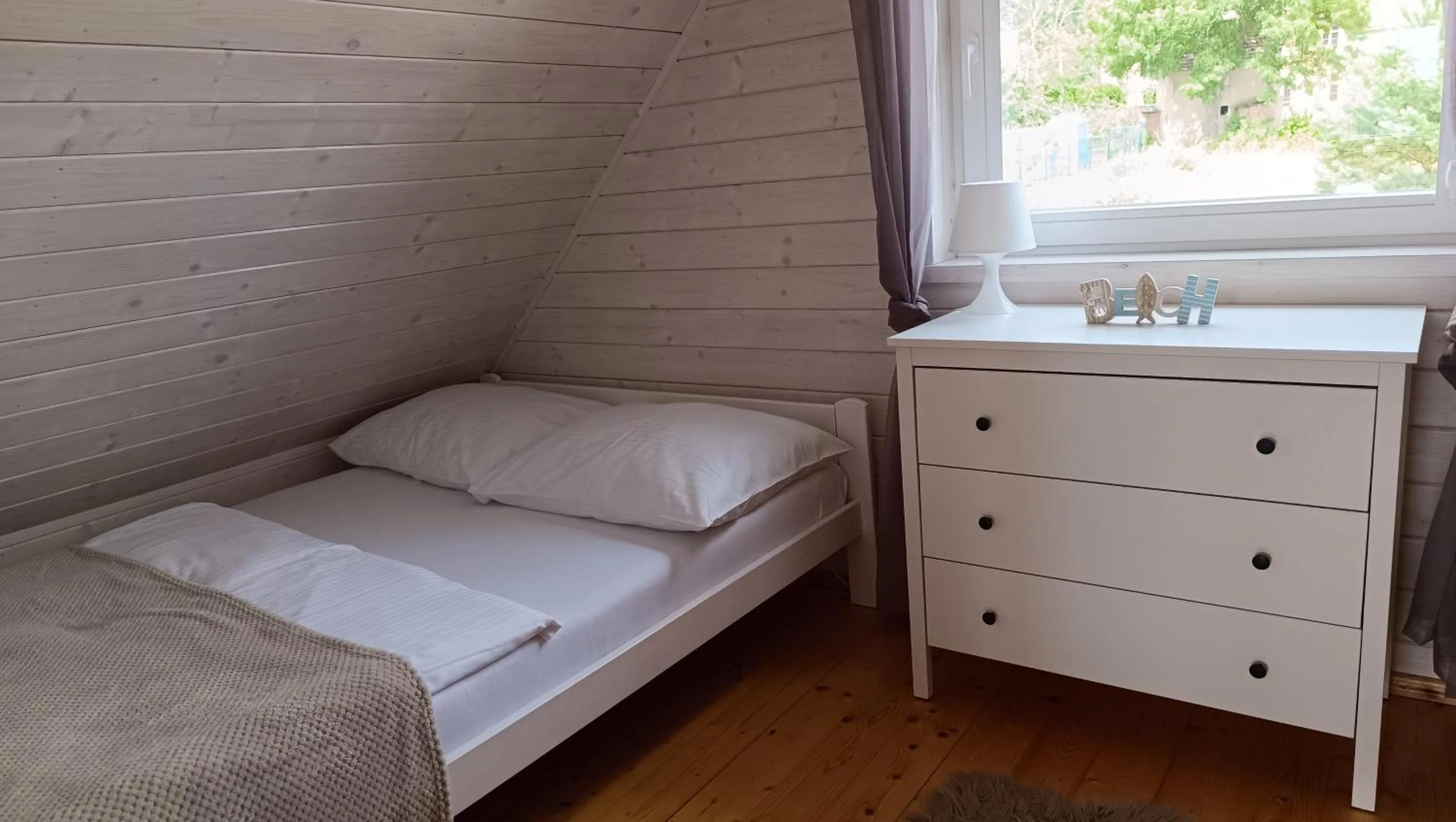 Bed in Szary domek nad jeziorem