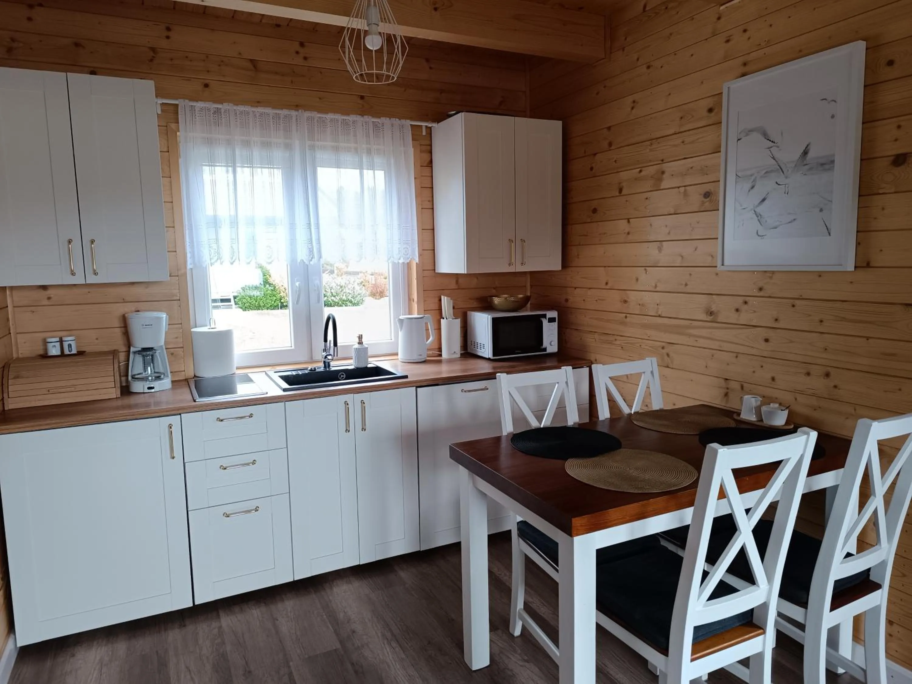 Szary domek nad jeziorem