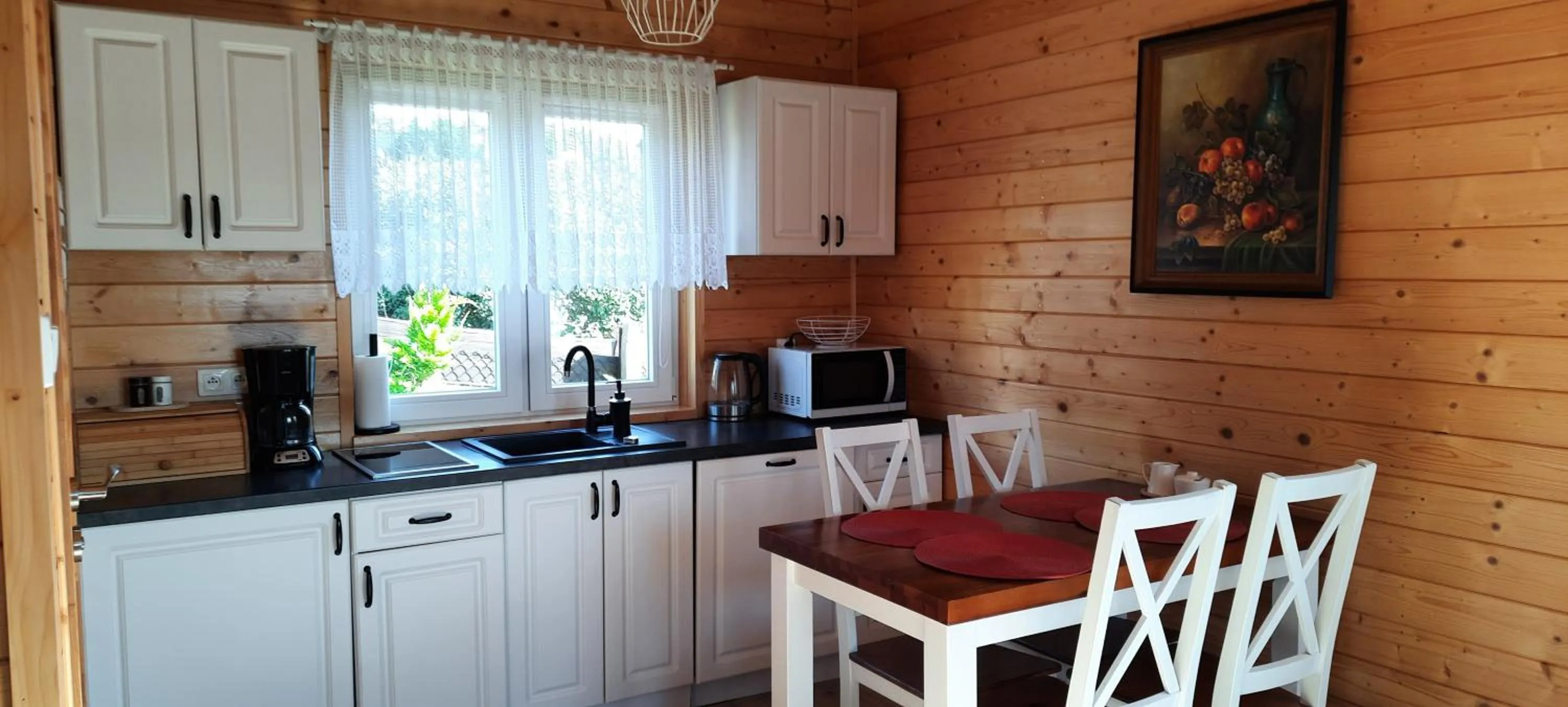 Szary domek nad jeziorem