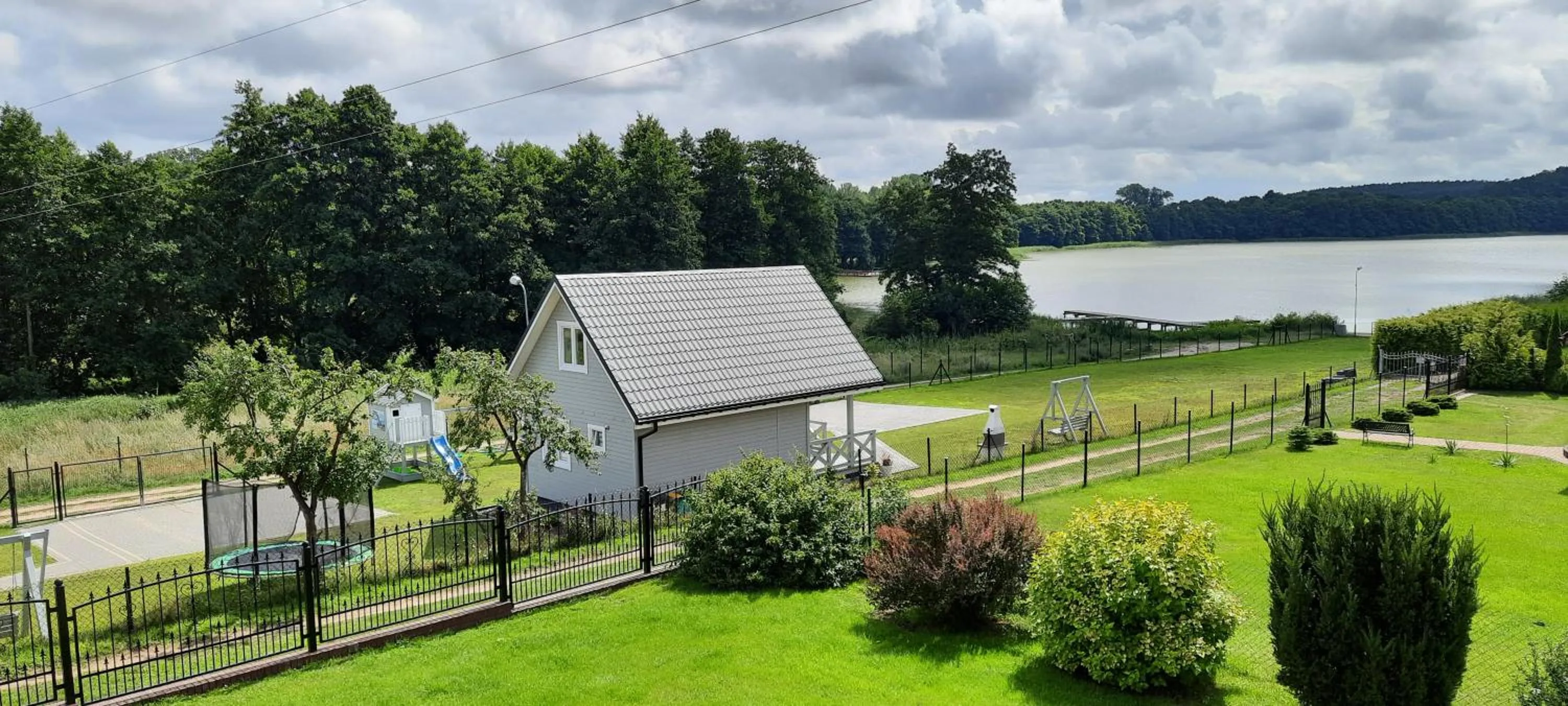 Szary domek nad jeziorem