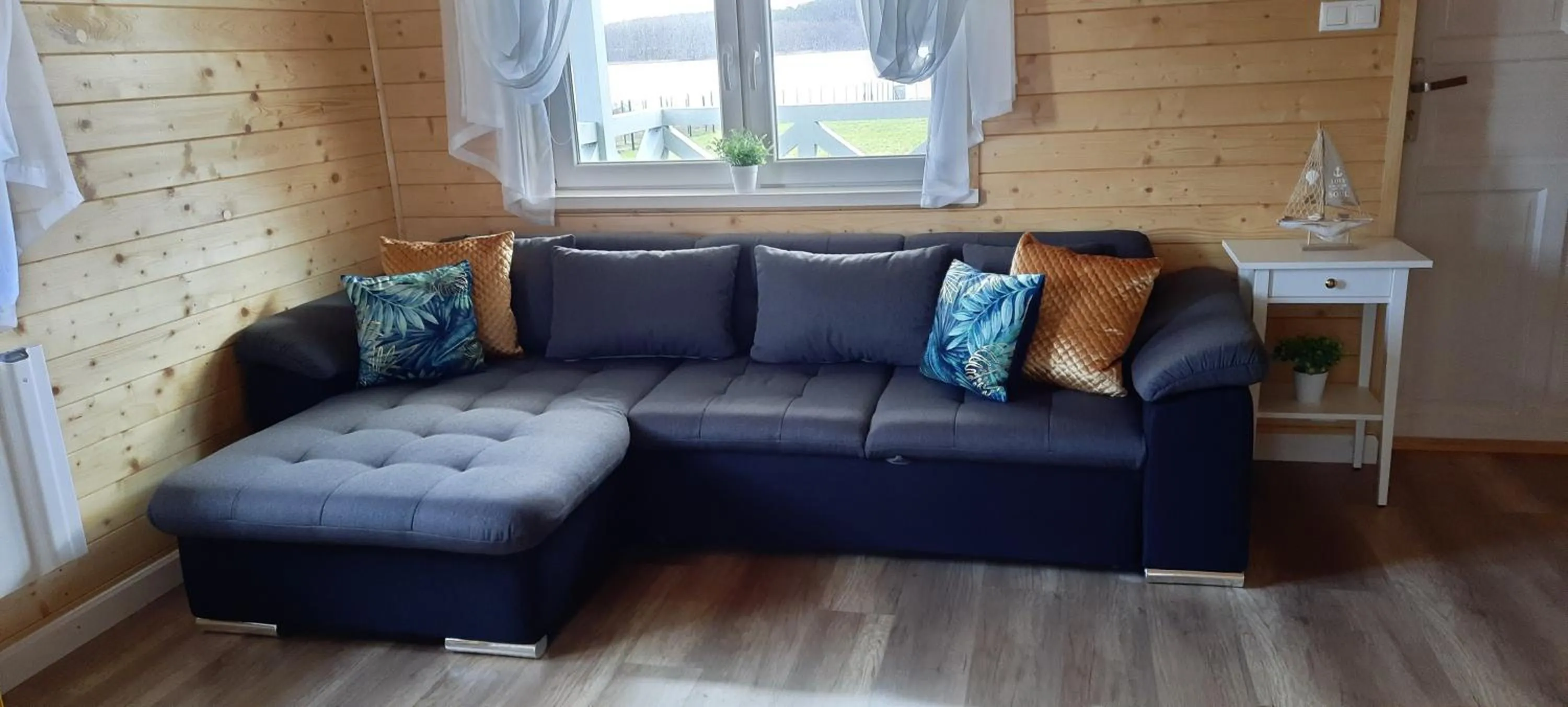 Szary domek nad jeziorem