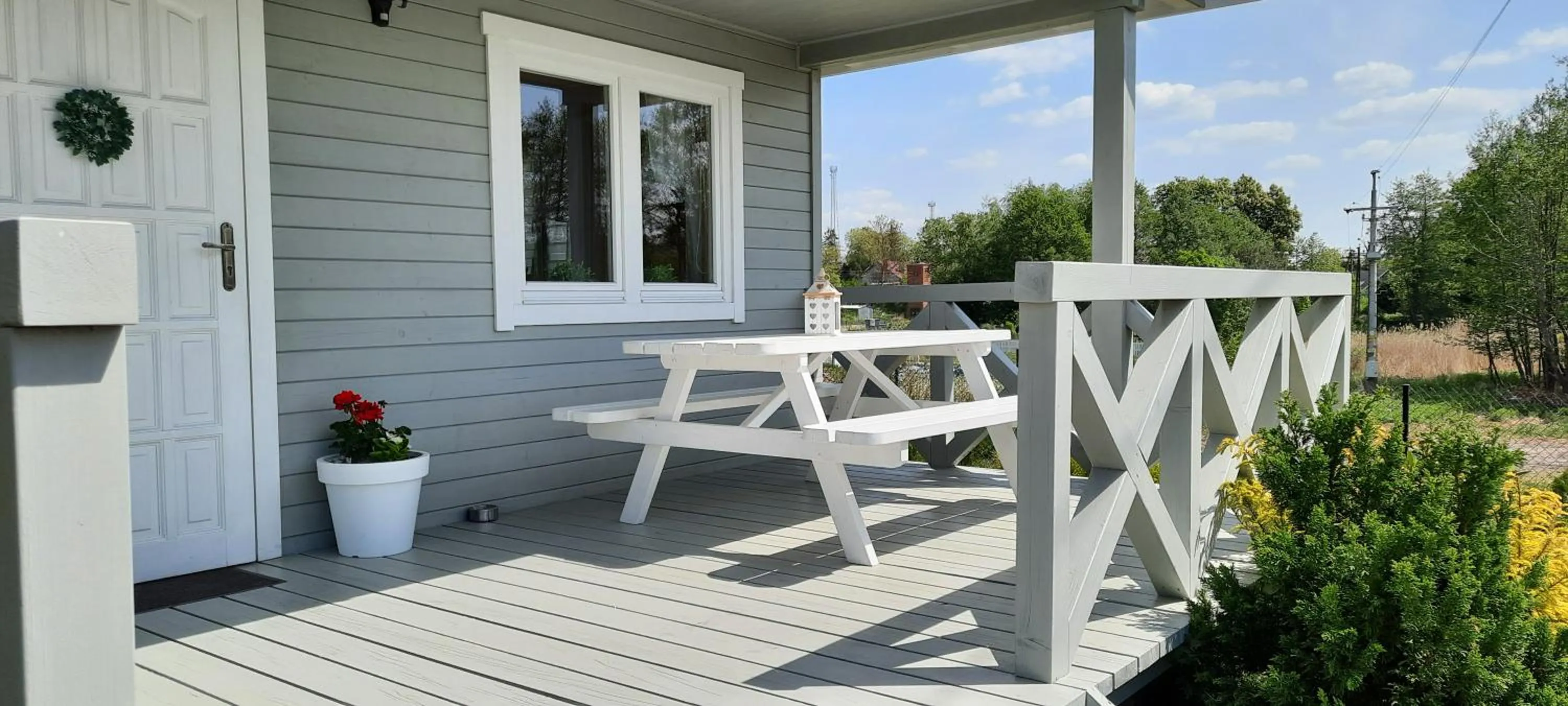 Szary domek nad jeziorem