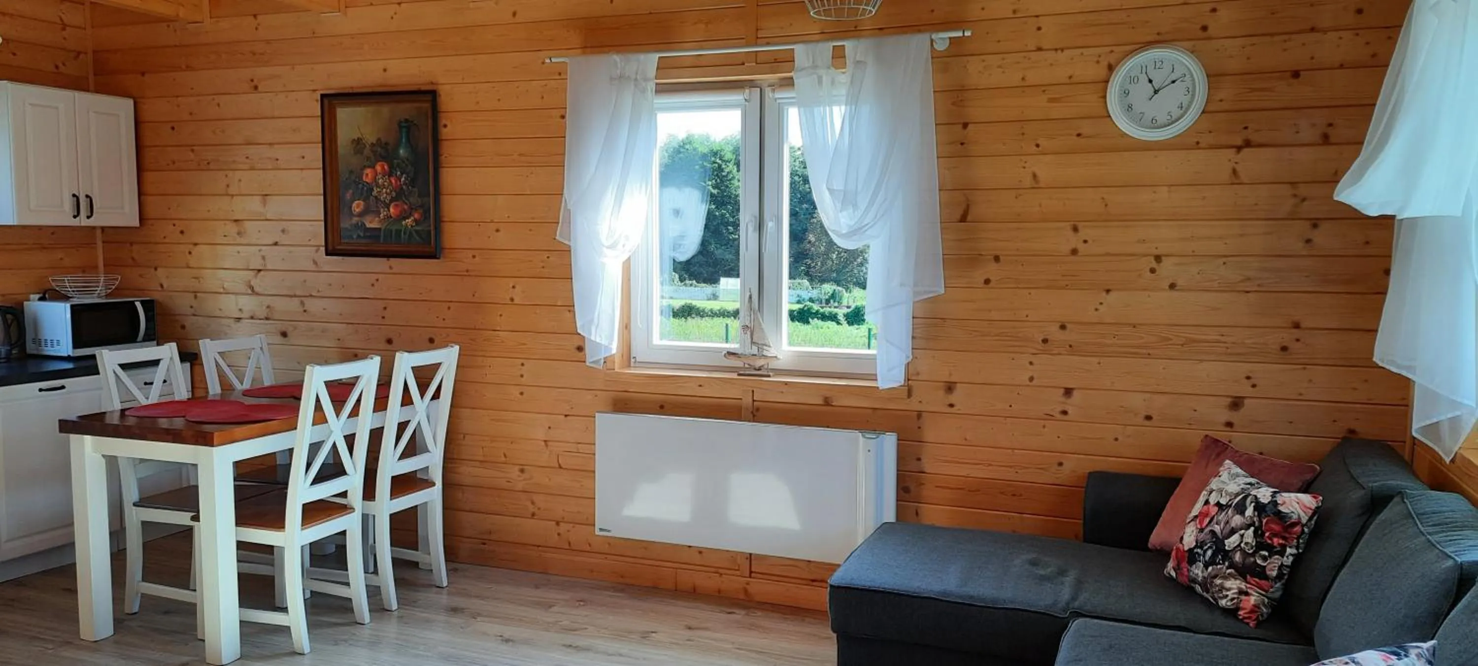 Szary domek nad jeziorem