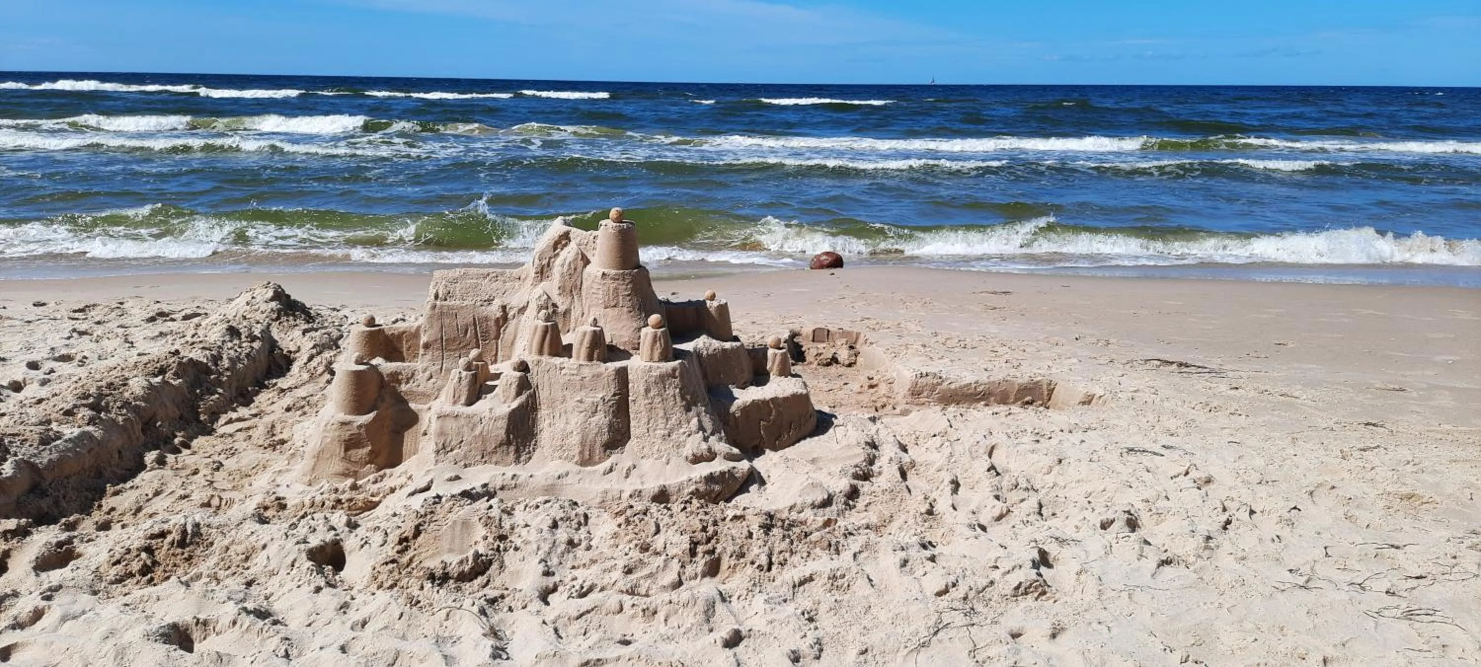 Szary domek nad jeziorem