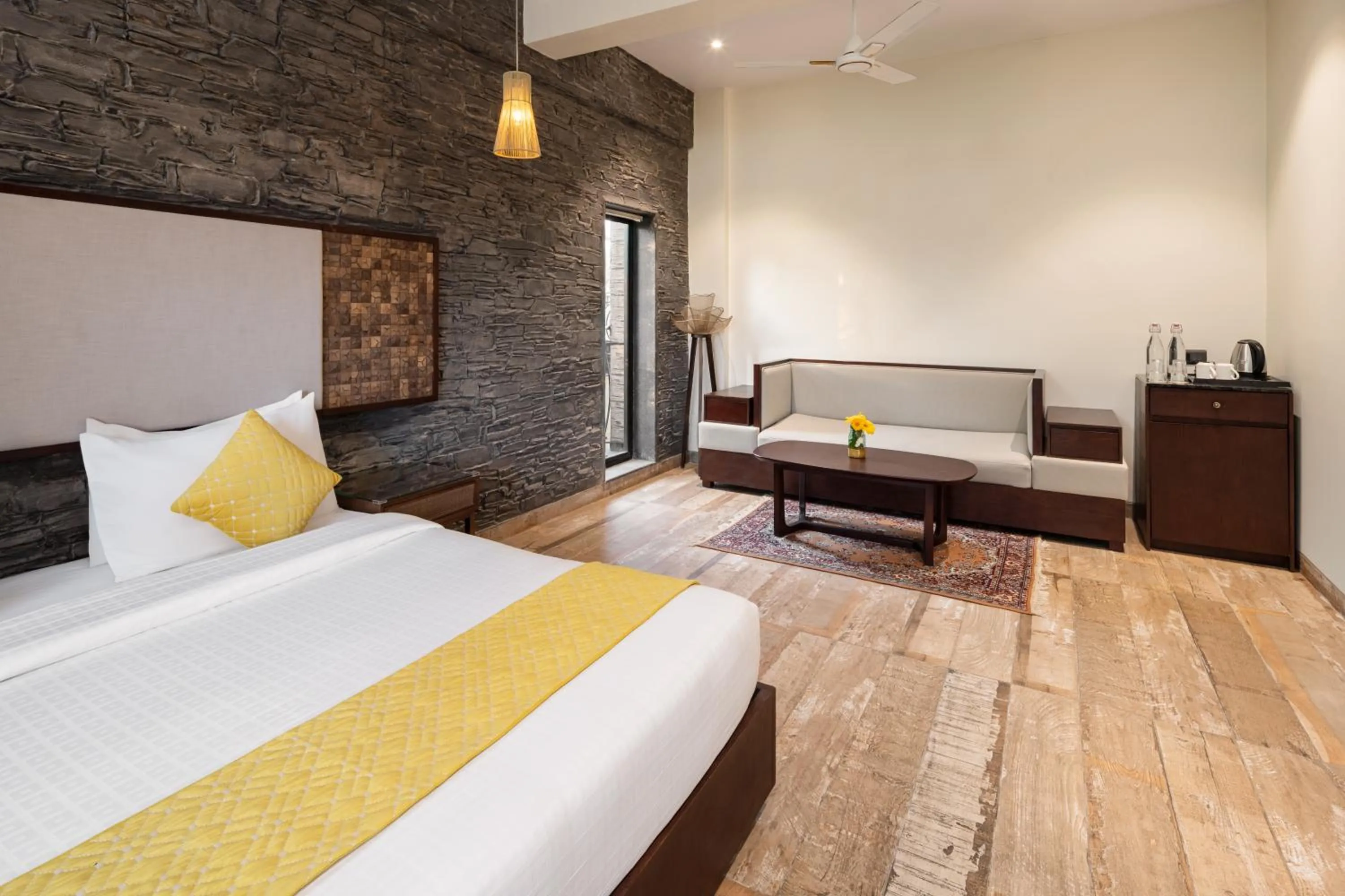 Bedroom, Bed in The Summer House, Pachmarhi - AM Hotel Kollection