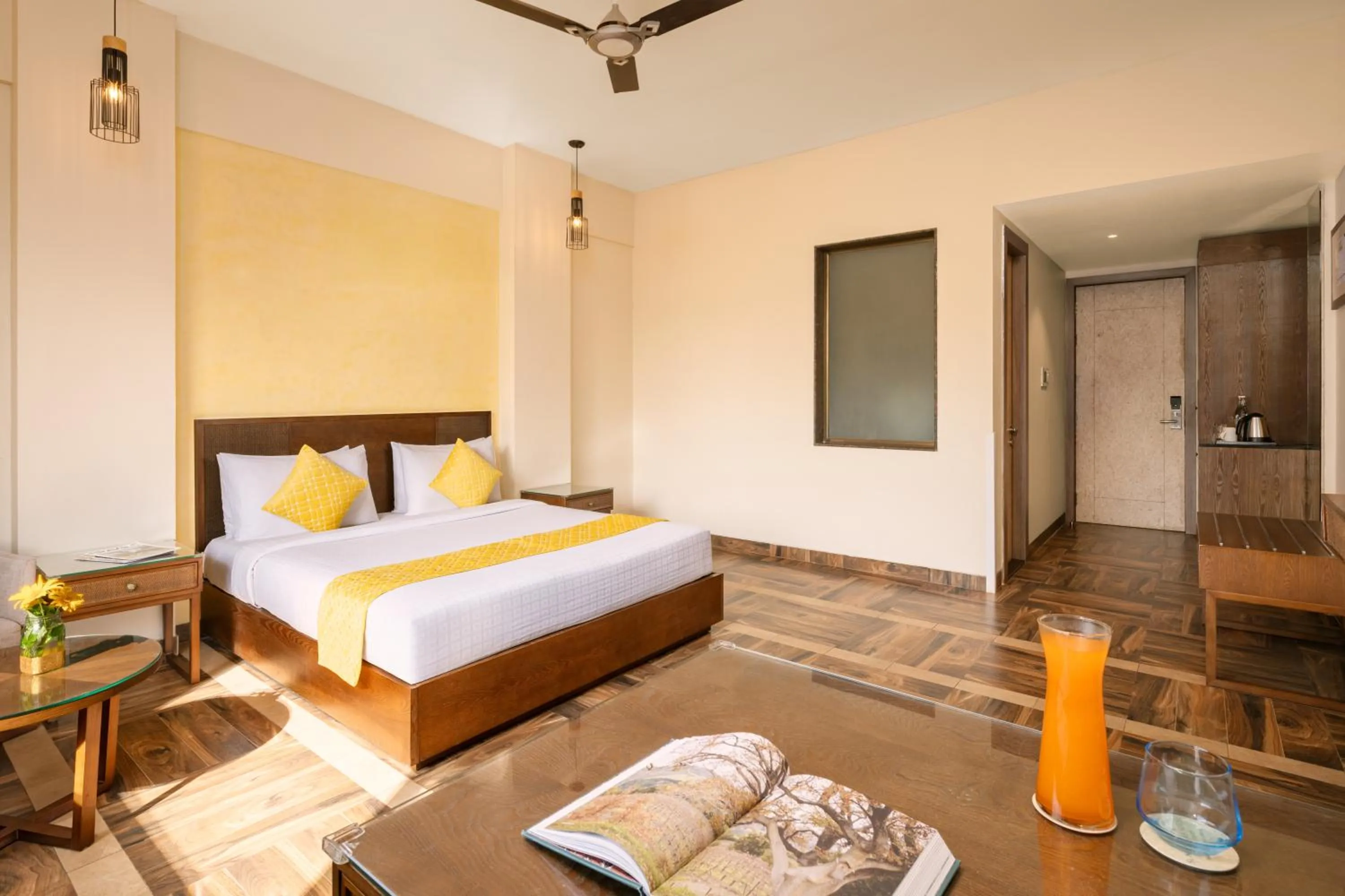 Bedroom, Bed in The Summer House, Pachmarhi - AM Hotel Kollection