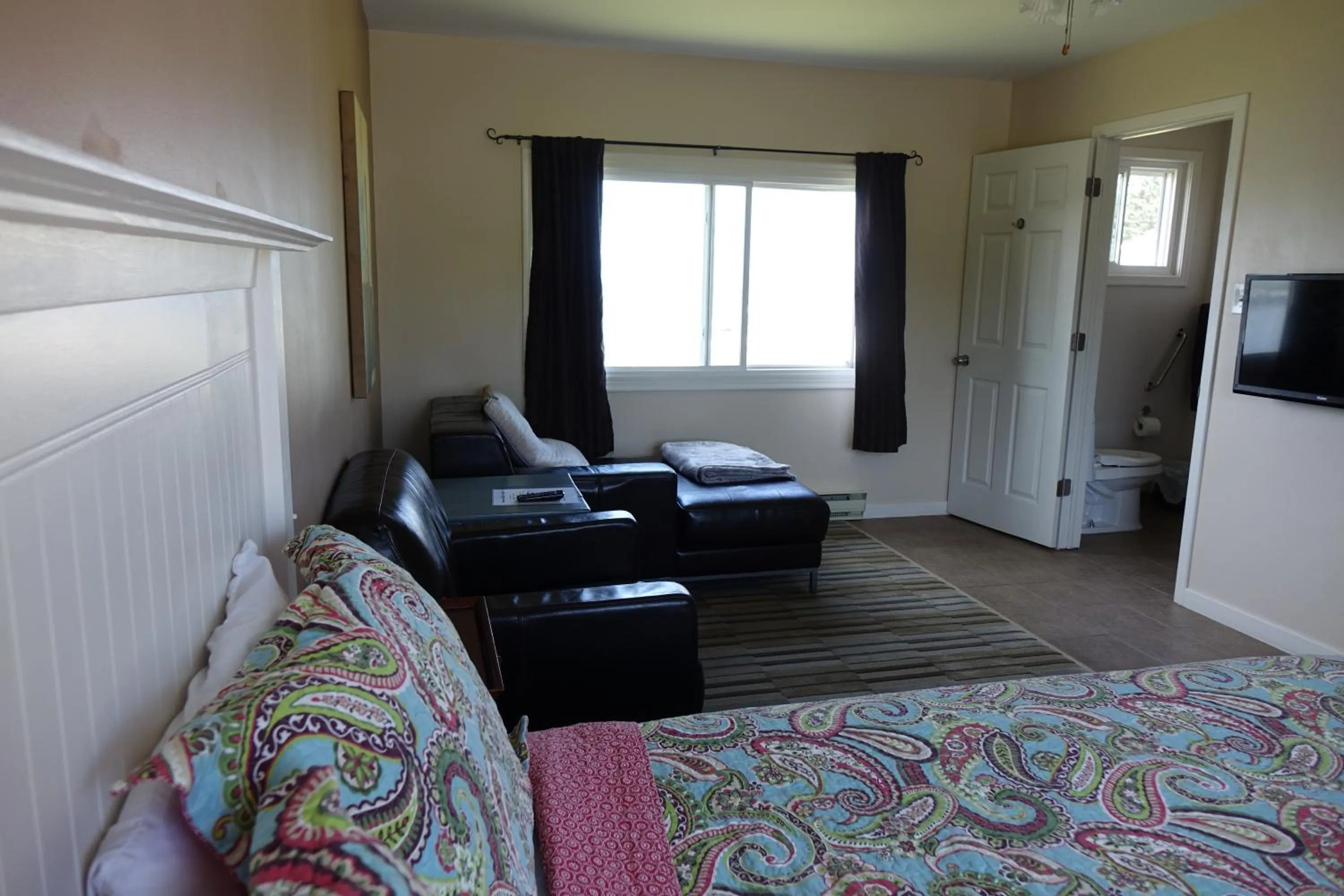 Bed in Clifty Cove Motel