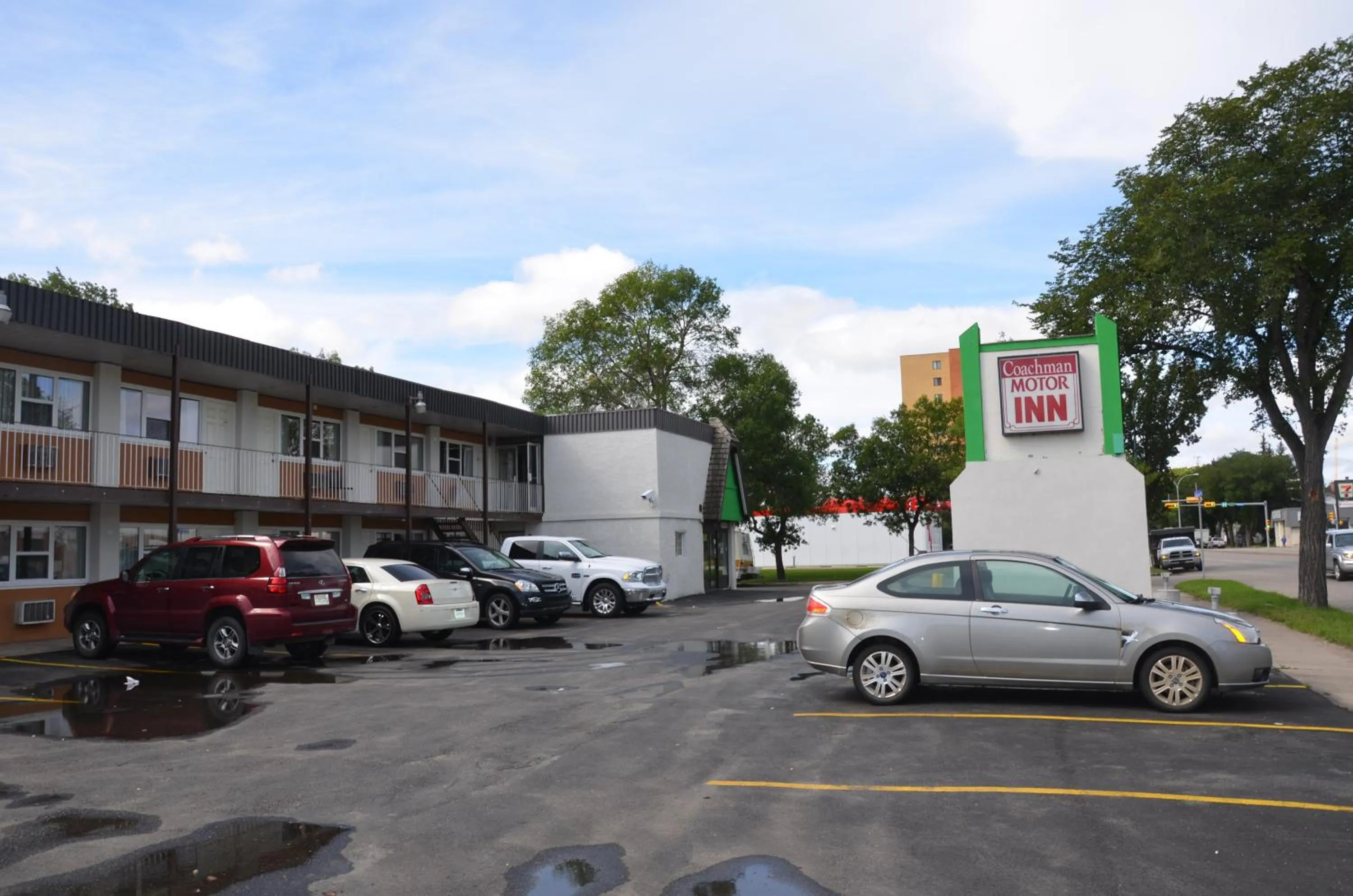 Facade/entrance in Coachman Inn