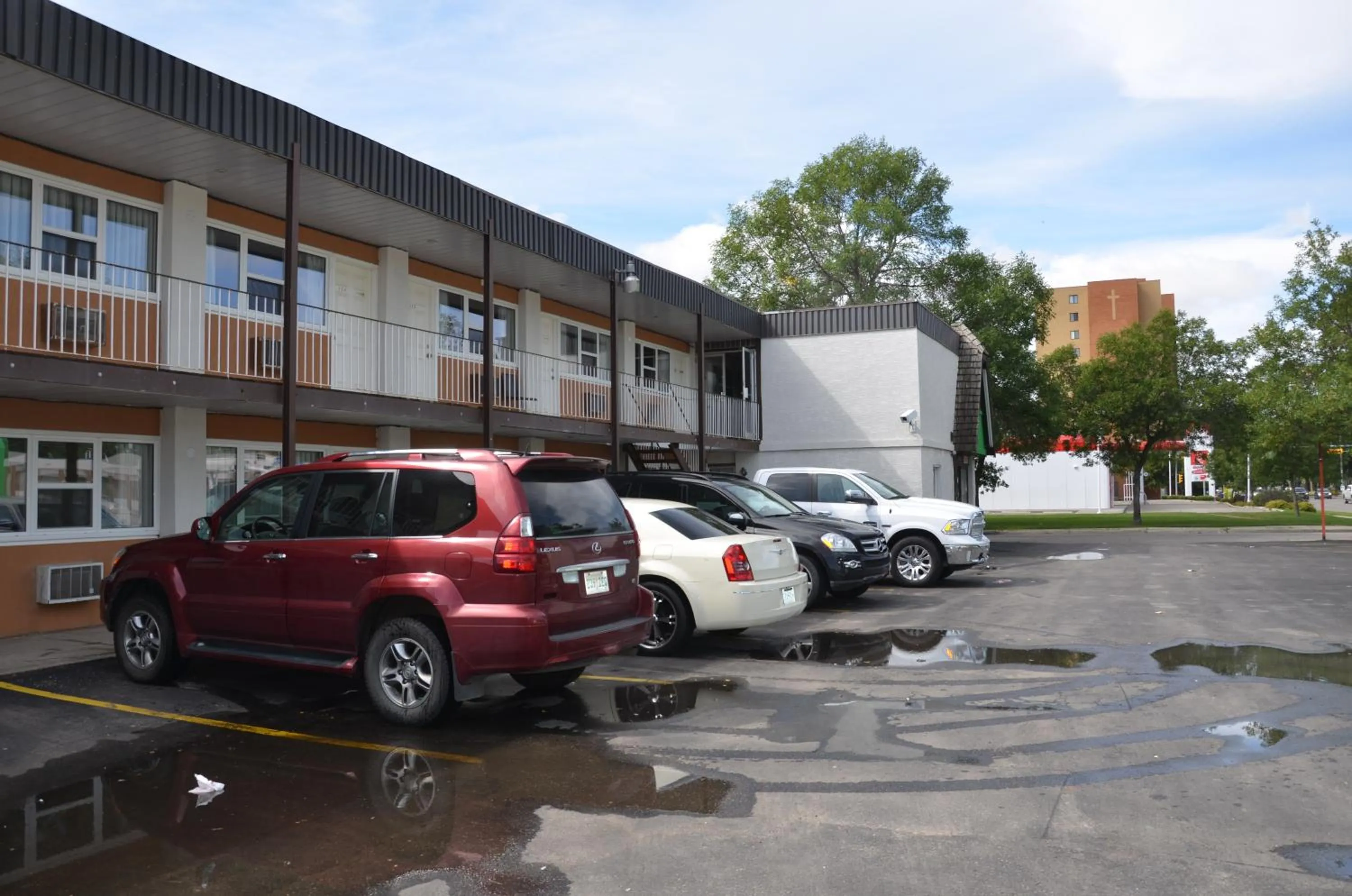 Facade/entrance in Coachman Inn