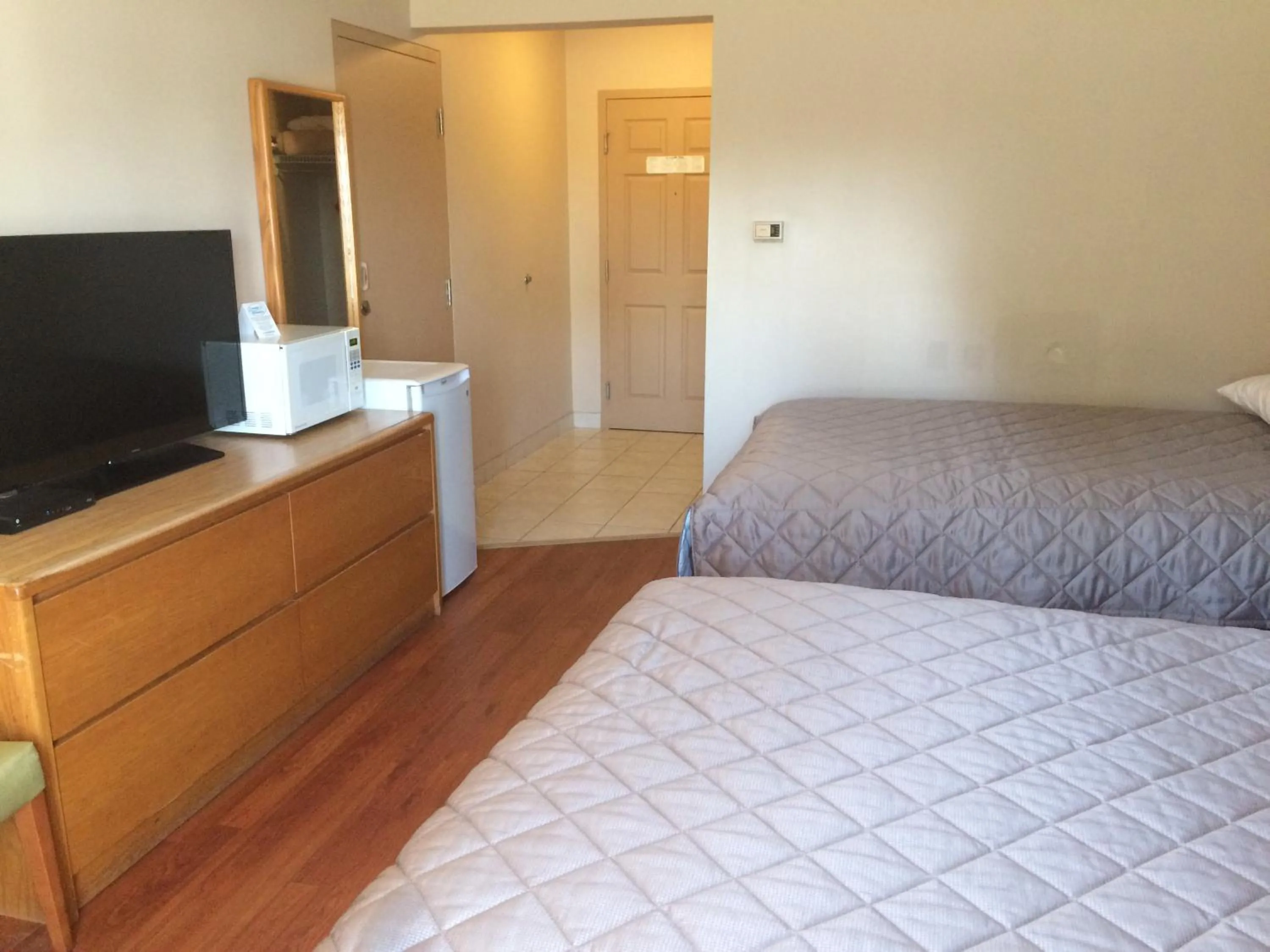 TV and multimedia, Bed in Coastal Inn Sackville