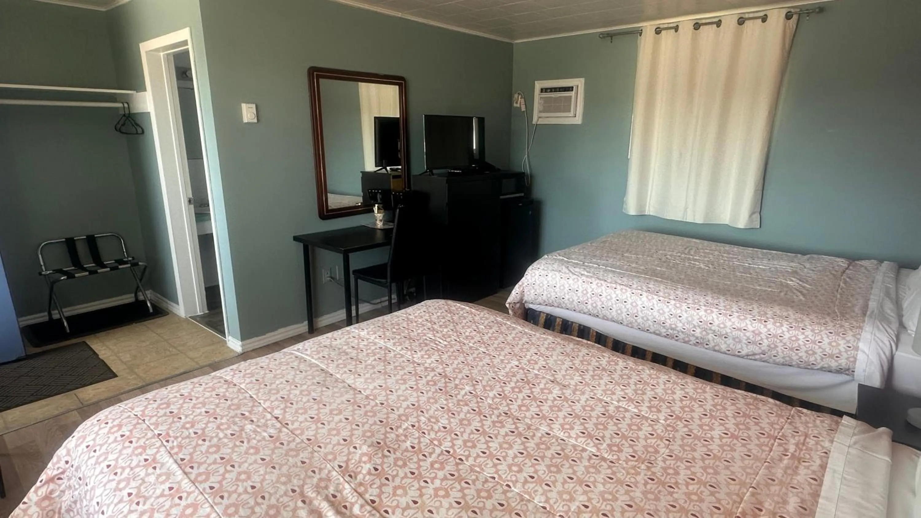 Bed in Colonial Motel