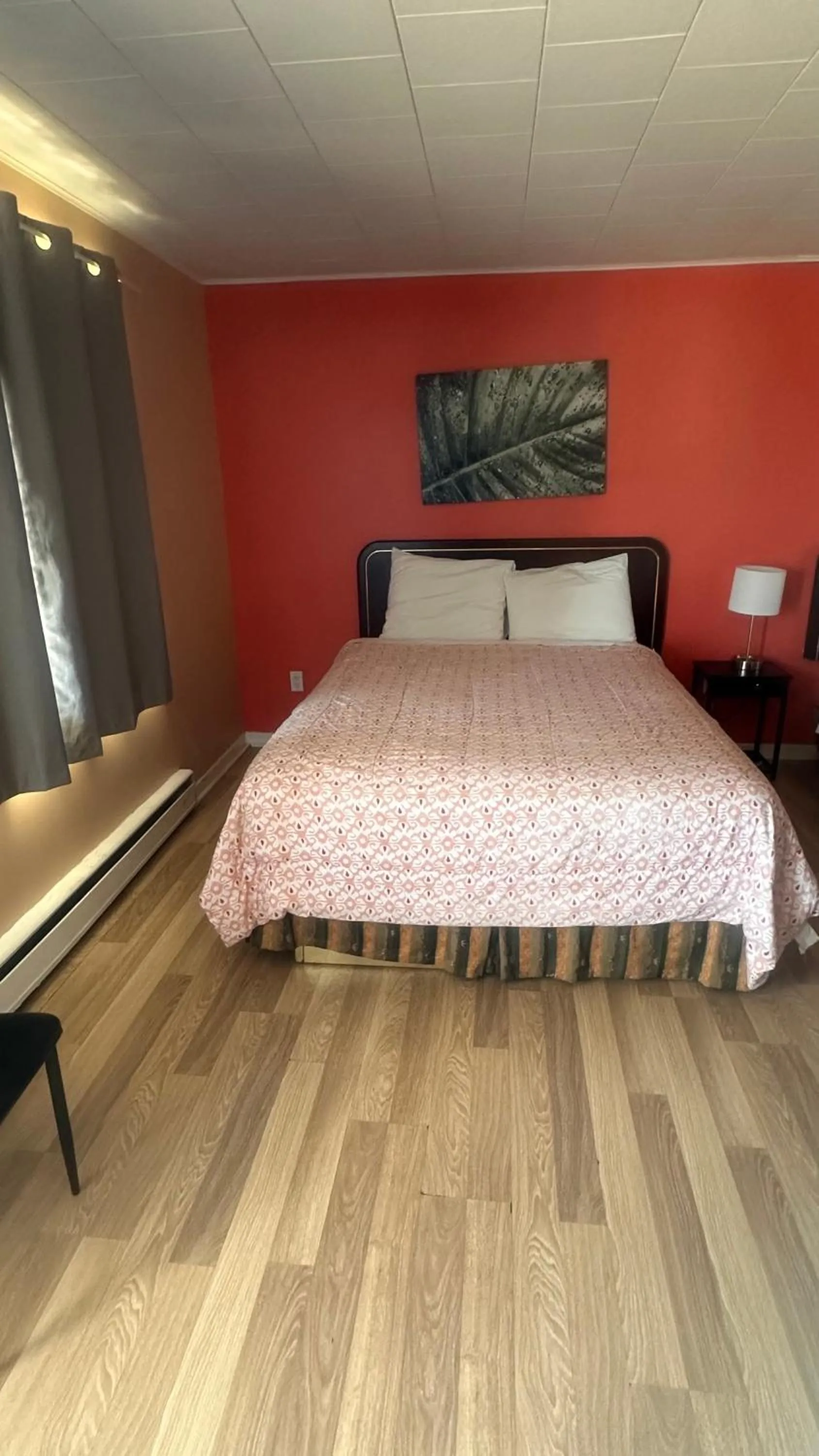 Bed in Colonial Motel