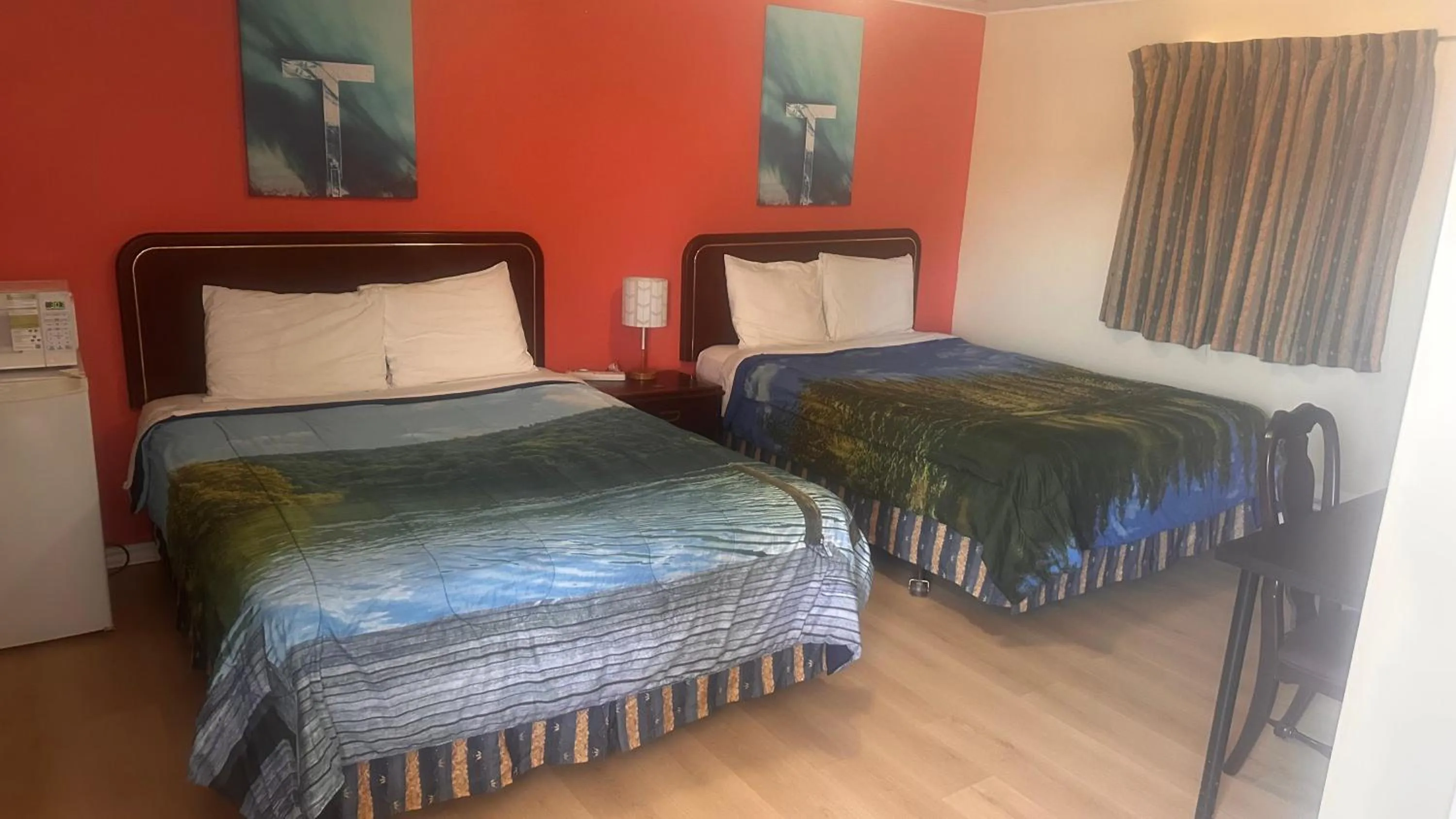 Bed in Colonial Motel