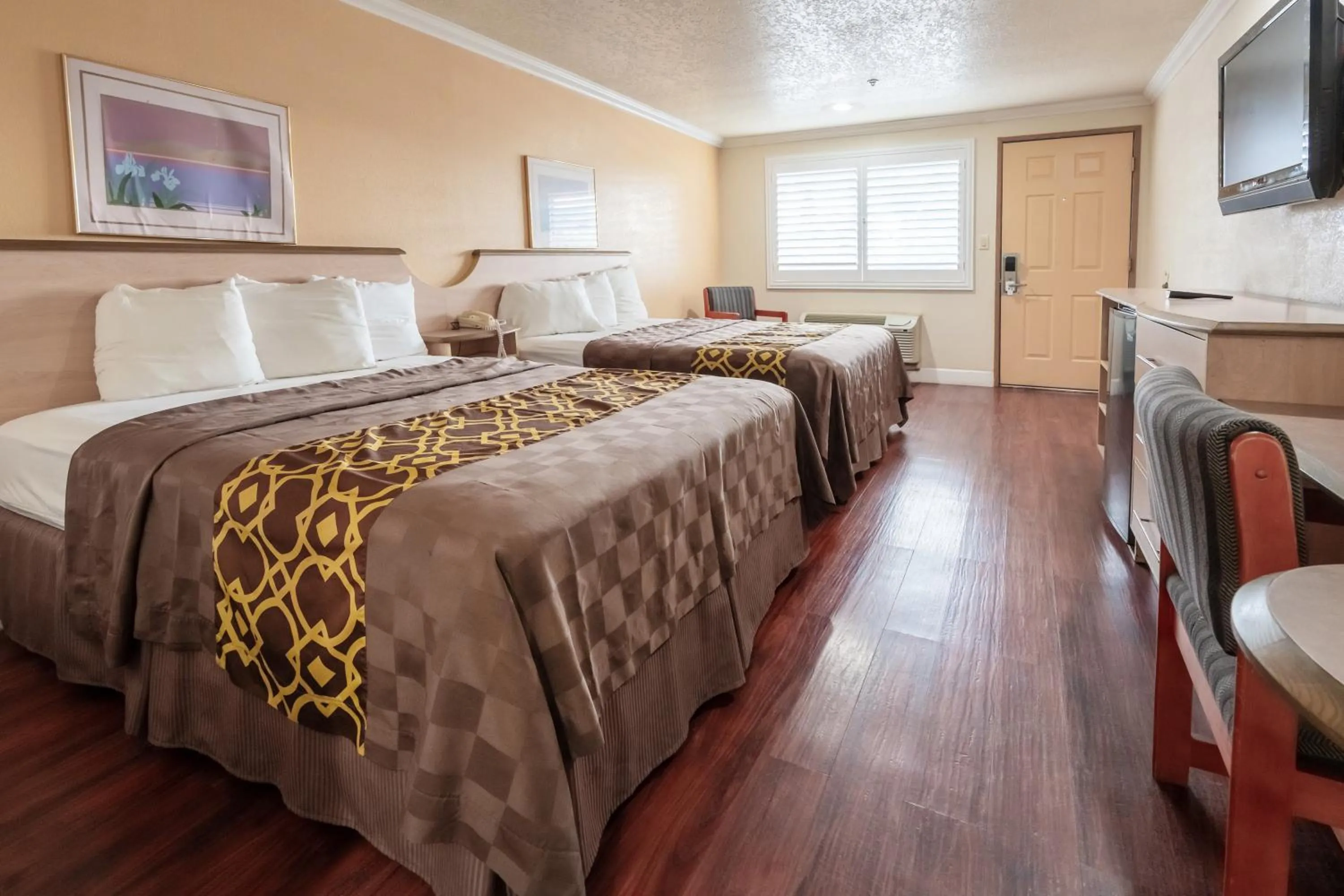 Bedroom, Bed in Budget Inn Corcoran Near Tulare CA 43