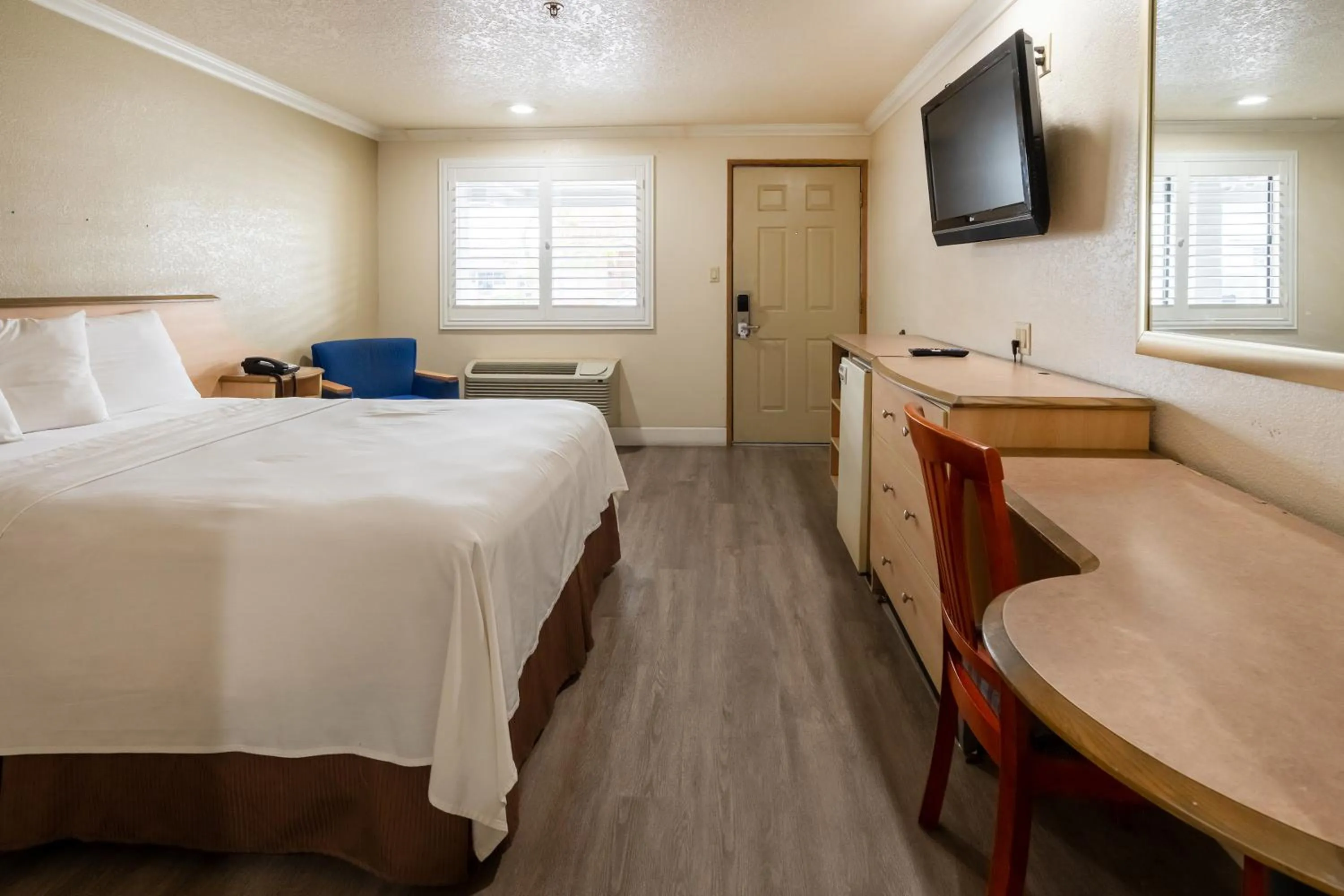 Bedroom, Bed in Budget Inn Corcoran Near Tulare CA 43