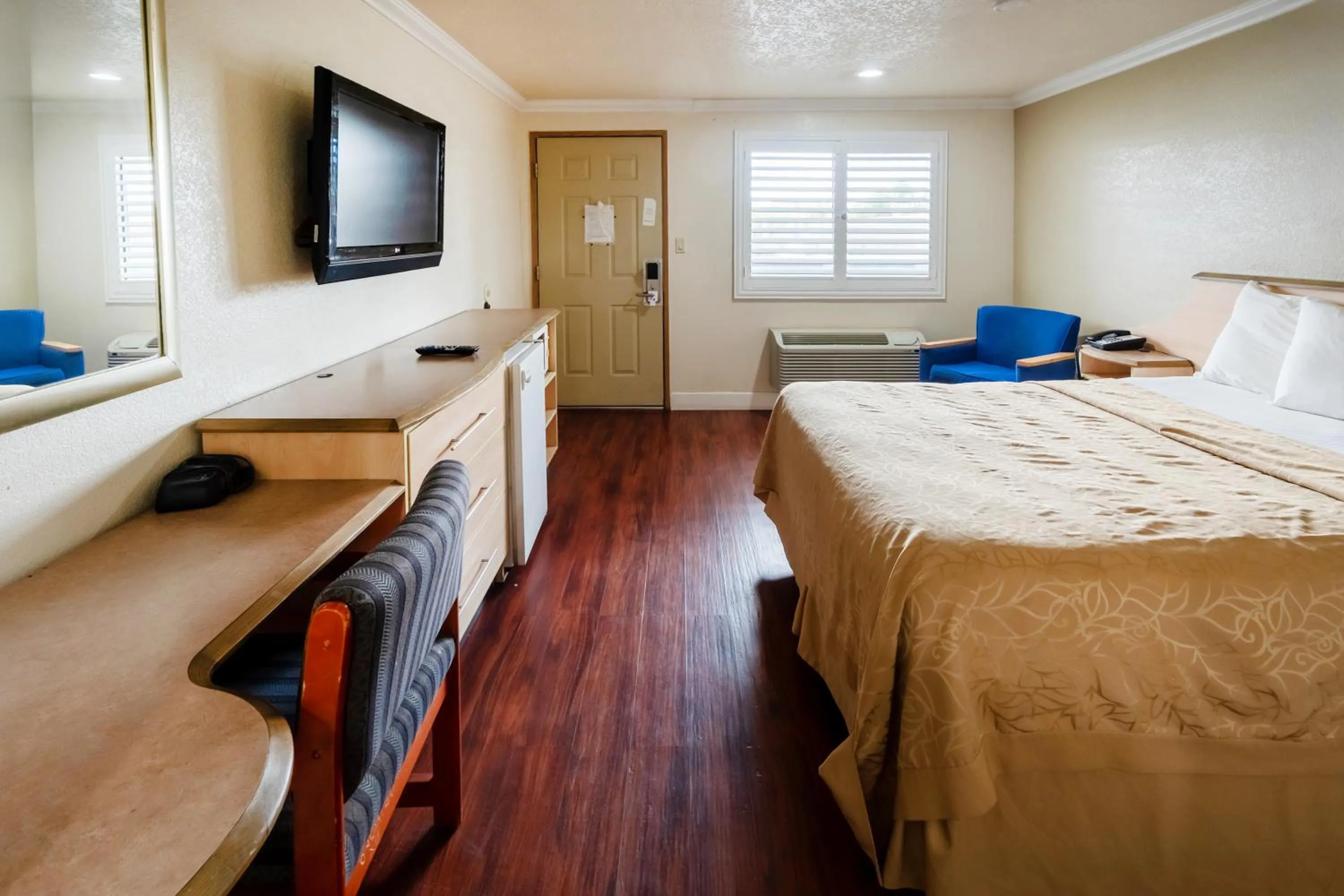 Bedroom, Bed in Budget Inn Corcoran Near Tulare CA 43