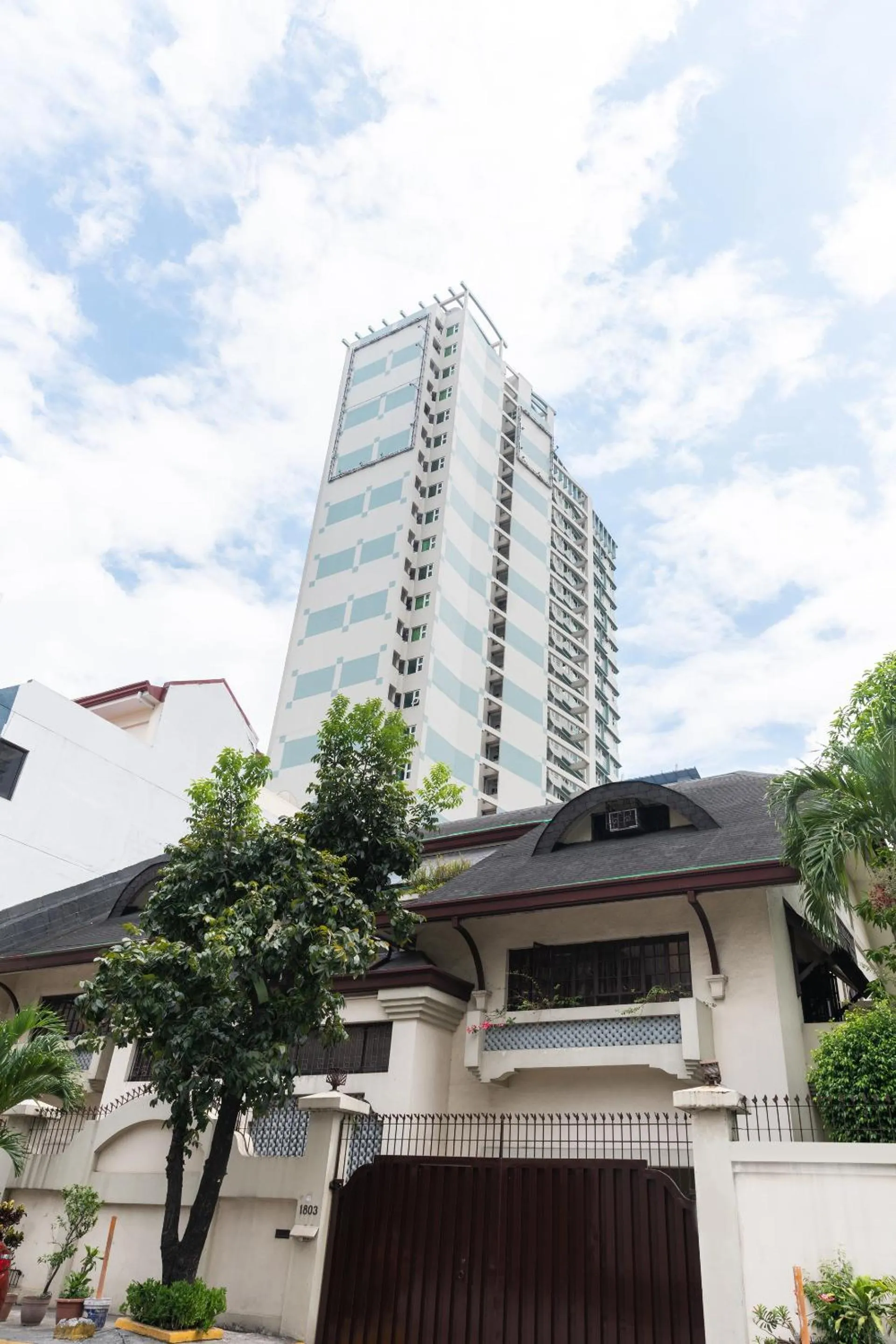 Facade/entrance in Bay Area Suites Manila