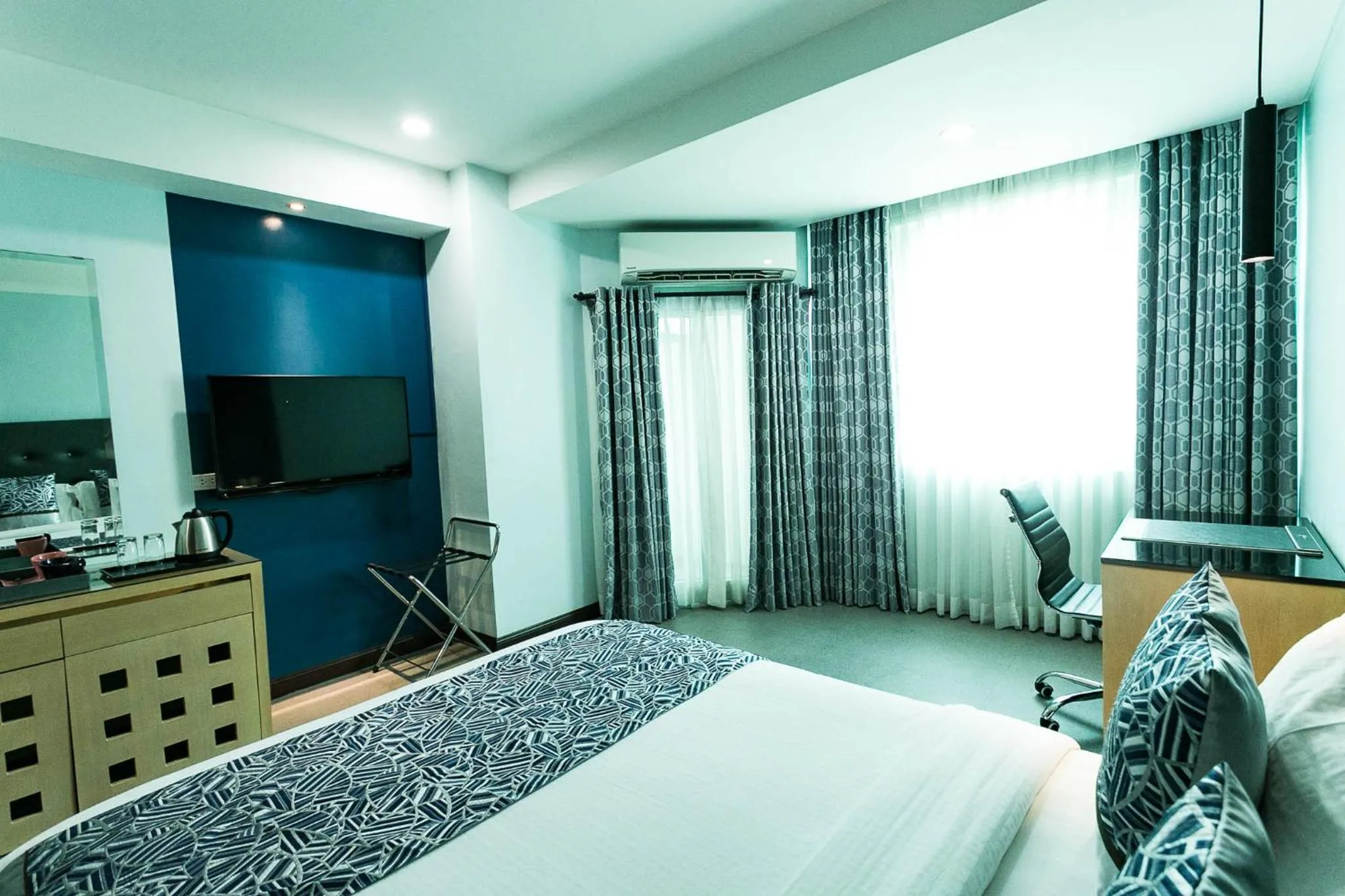 Bed in Bay Area Suites Manila