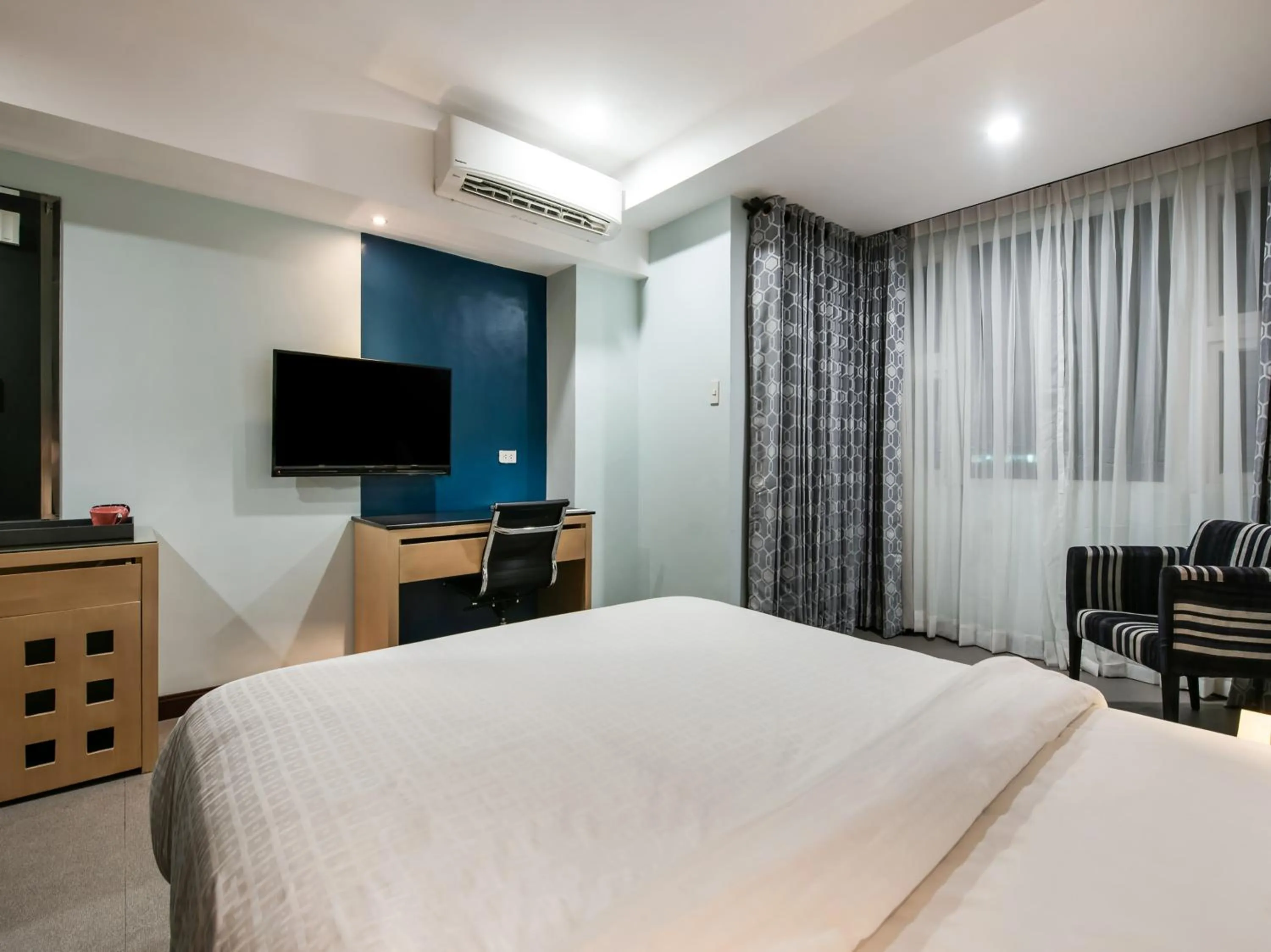 Bed in Bay Area Suites Manila