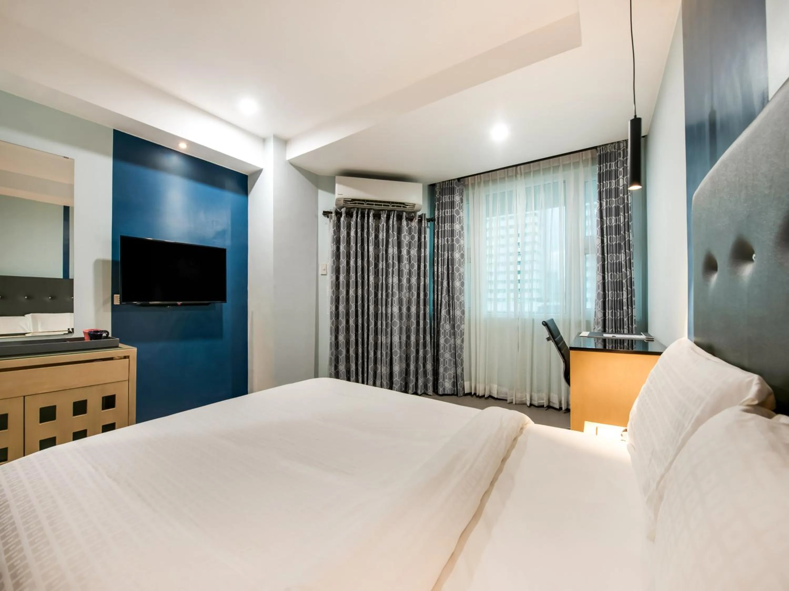 Bed in Bay Area Suites Manila