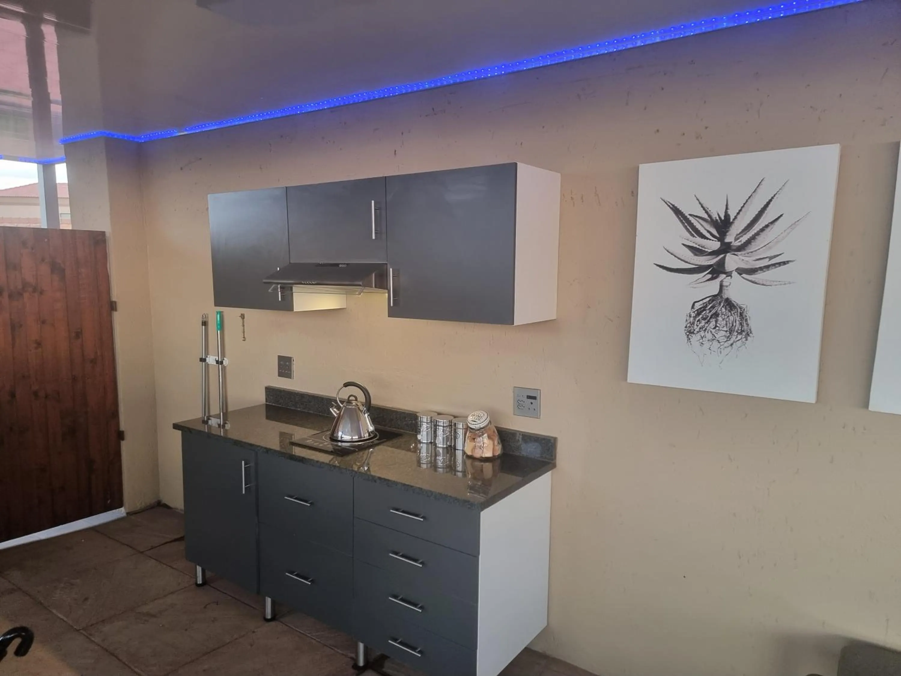 Kitchen or kitchenette in Weston Guest House Krugersdorp