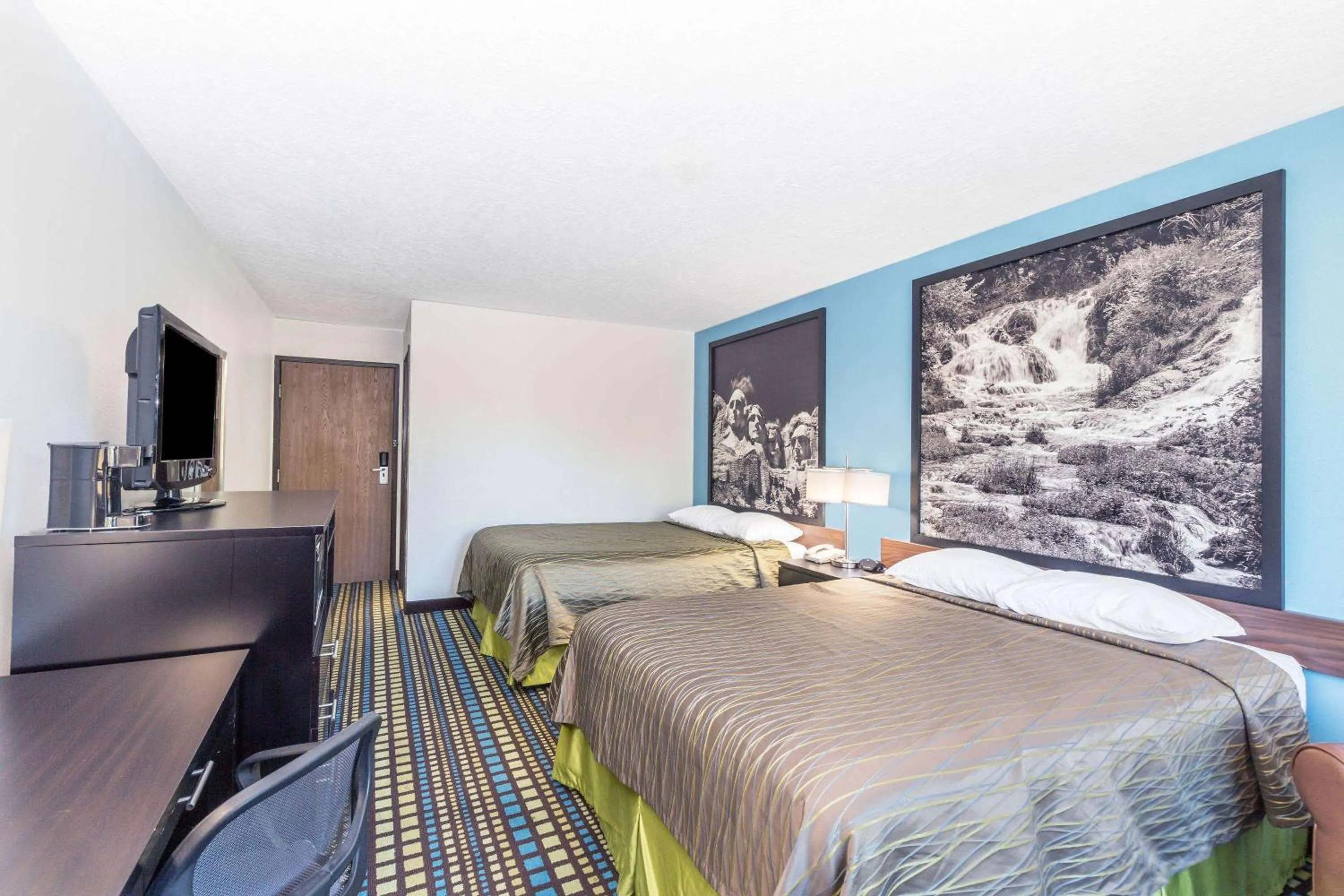 Photo of the whole room, Bed in Super 8 by Wyndham North Sioux City