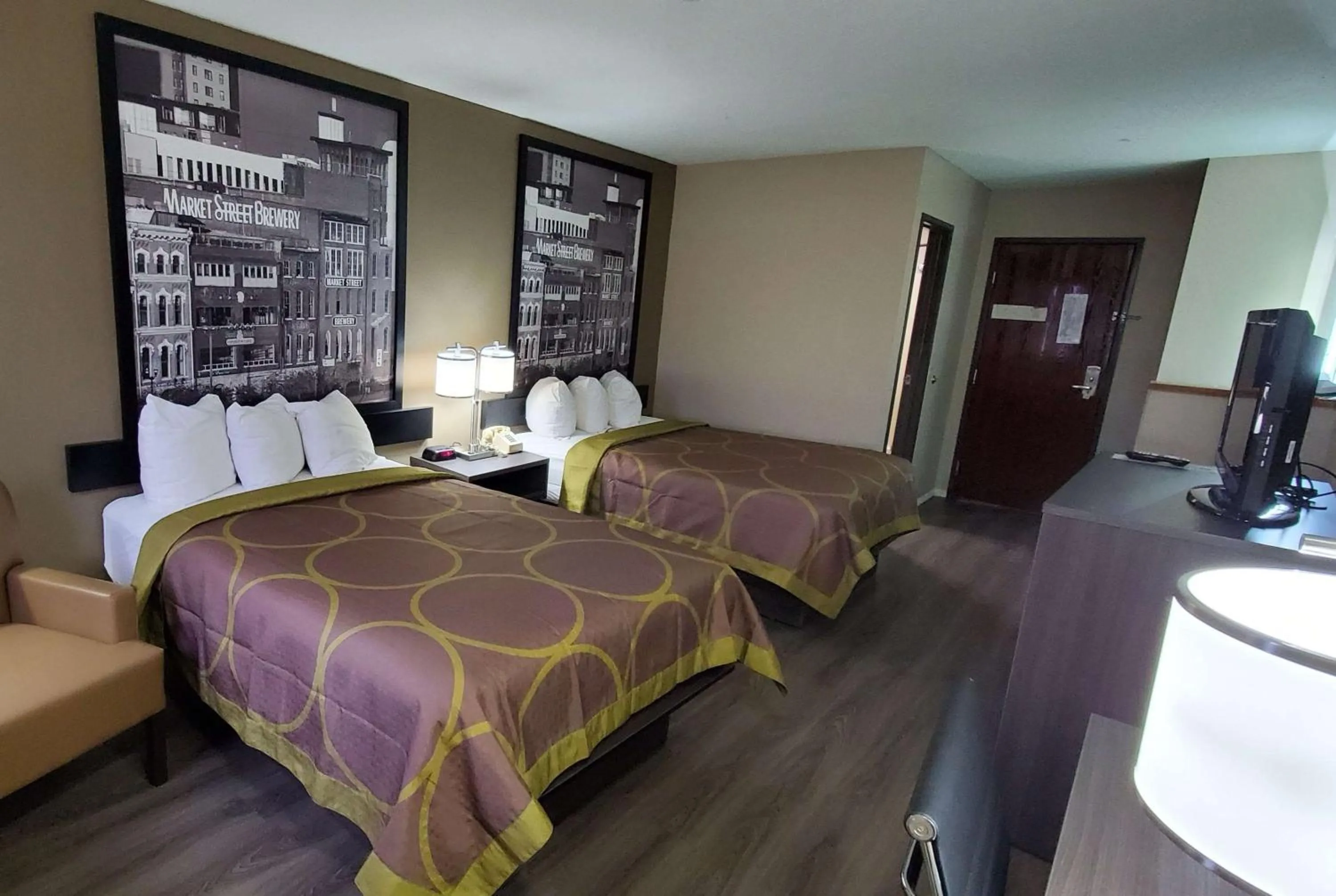 Photo of the whole room in Super 8 by Wyndham Paris