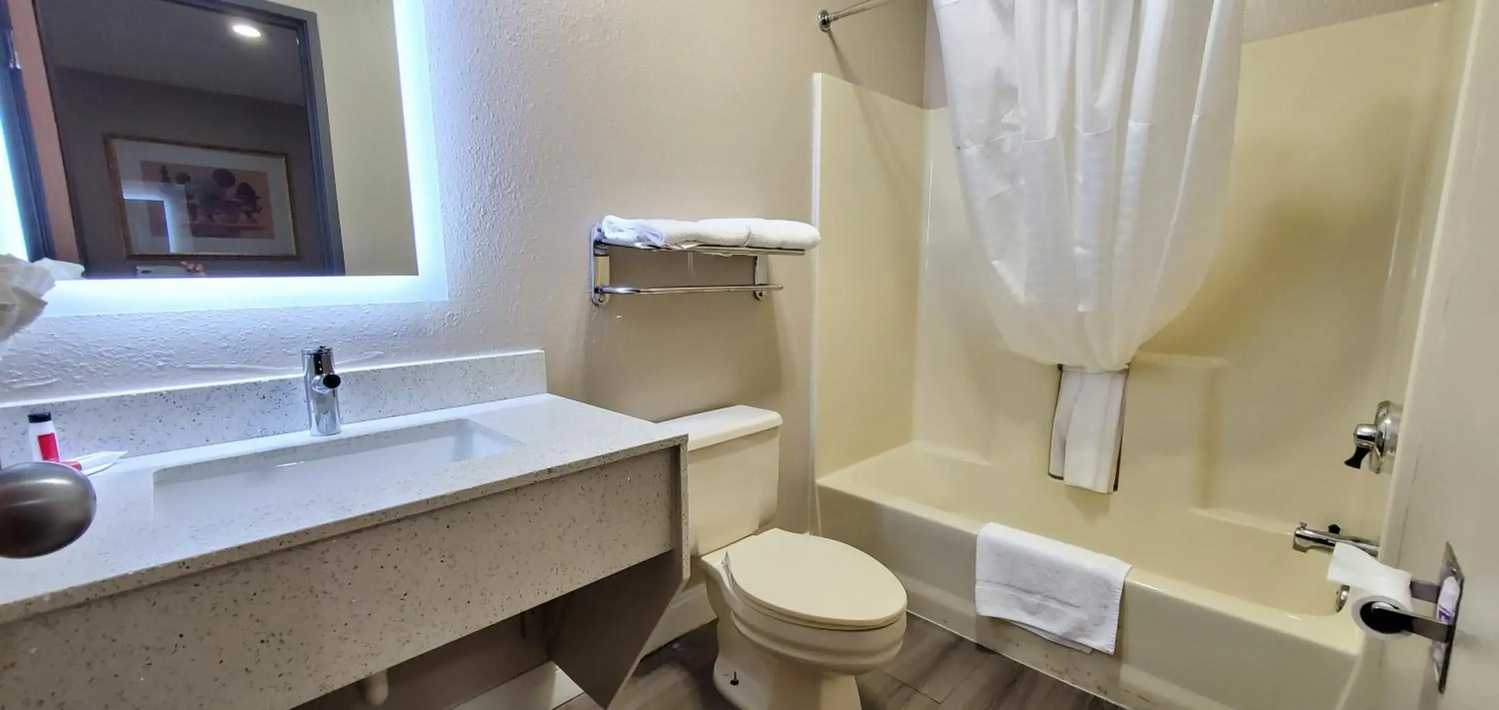 King Studio Suite - Non-Smoking in Super 8 by Wyndham Paris King Studio Suite - Non-Smoking in Super 8 by Wyndham Paris