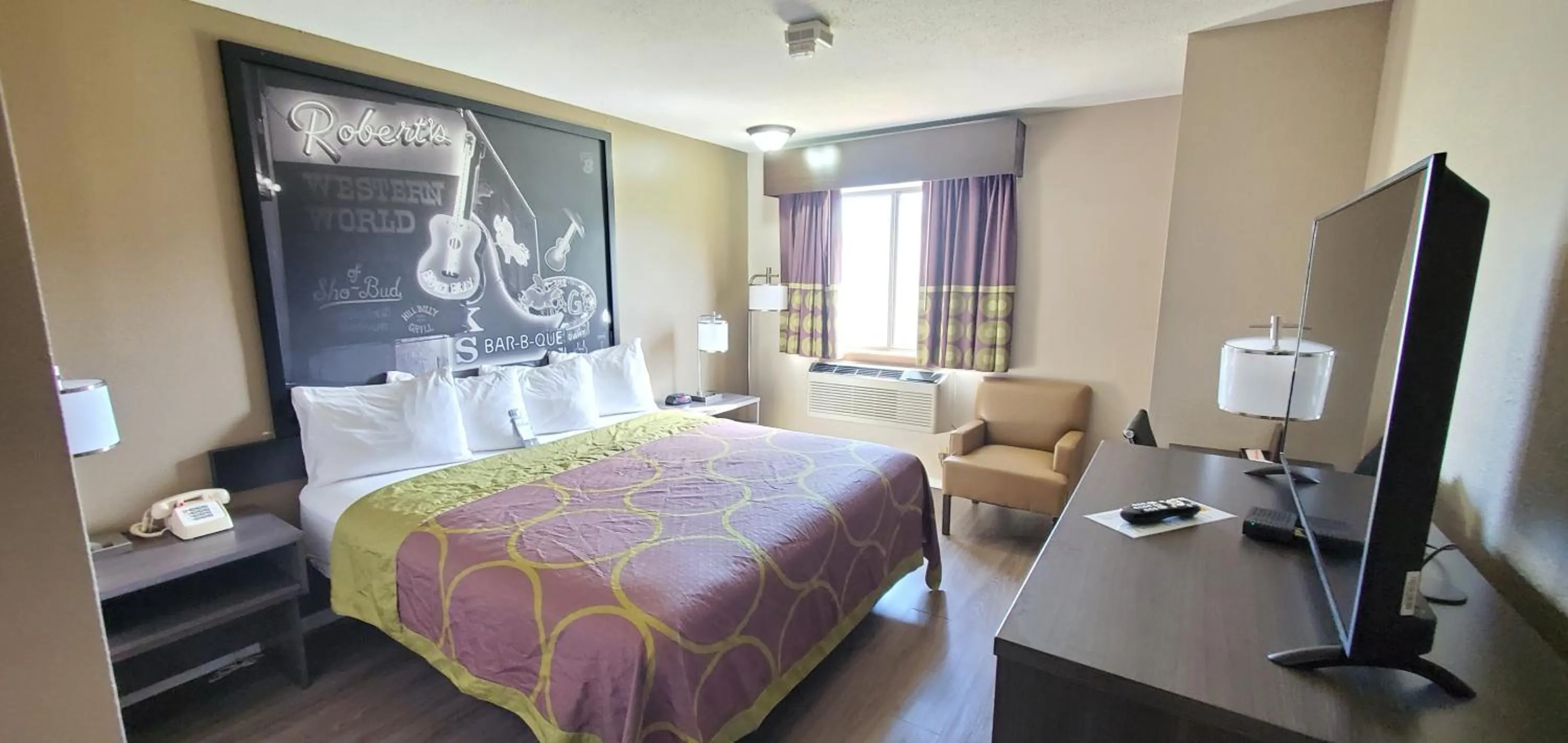 Photo of the whole room in Super 8 by Wyndham Paris