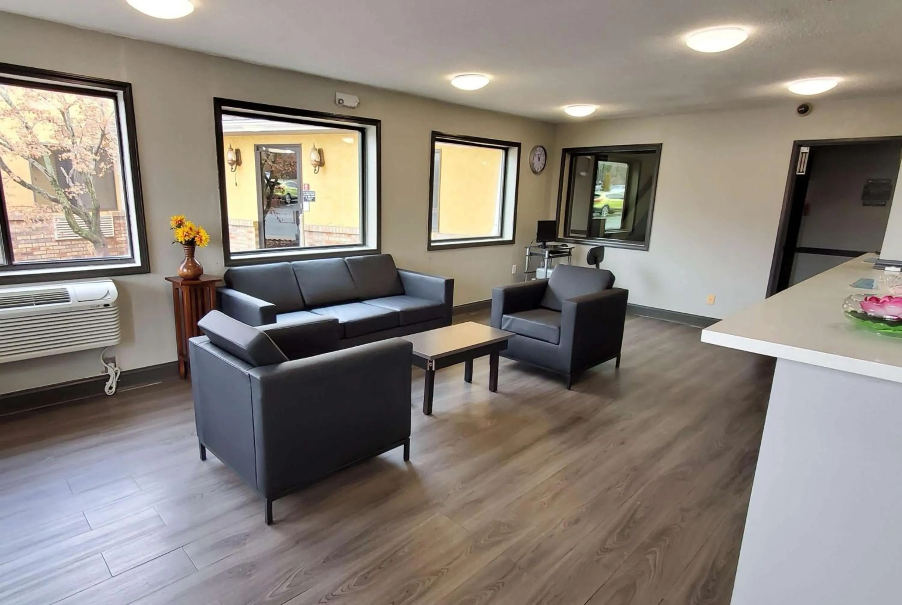 Lobby or reception in Super 8 by Wyndham Paris