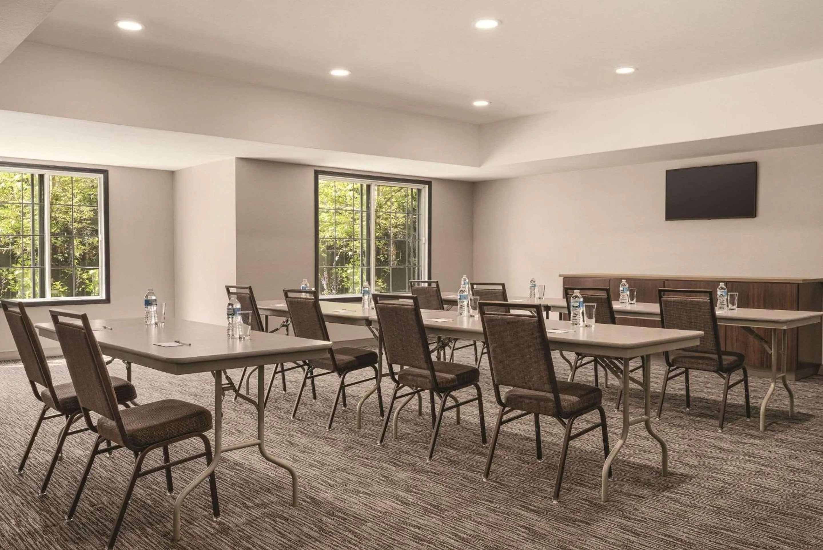 Meeting/conference room in Country Inn & Suites by Radisson, Detroit Lakes, MN