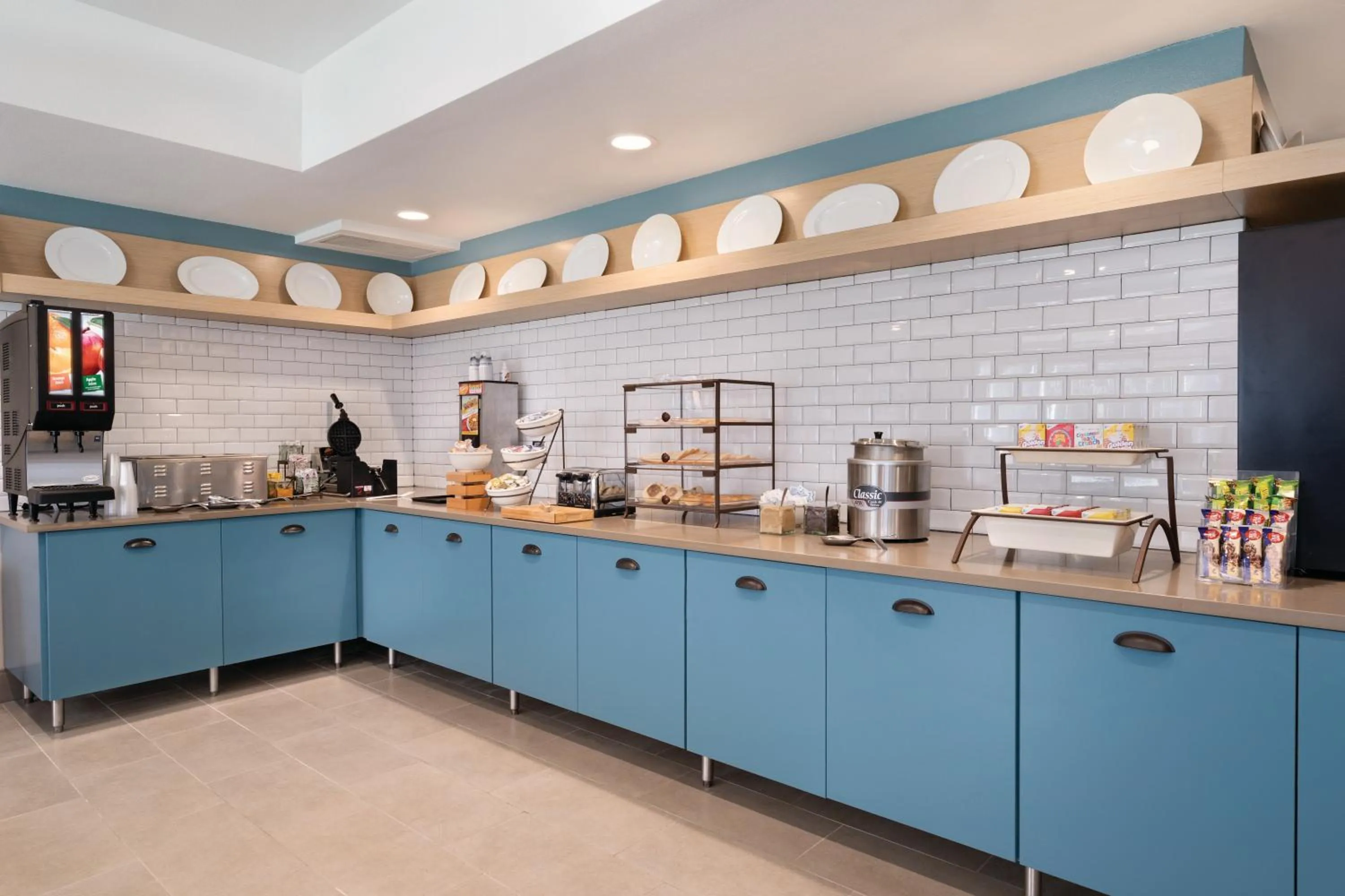 Food and drinks in Country Inn & Suites by Radisson, Detroit Lakes, MN