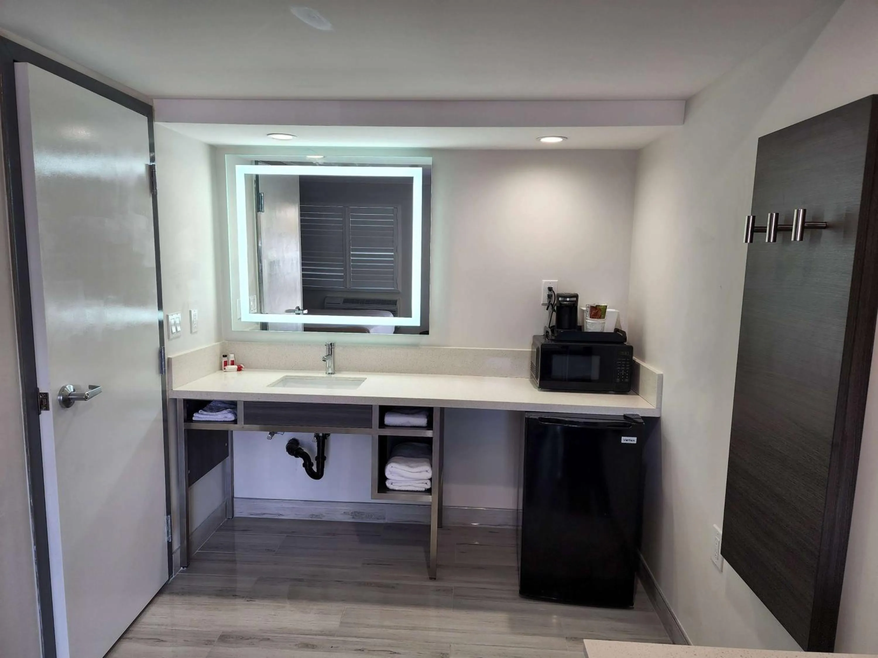 Photo of the whole room in Travelodge Inn & Suites by Wyndham Fullerton