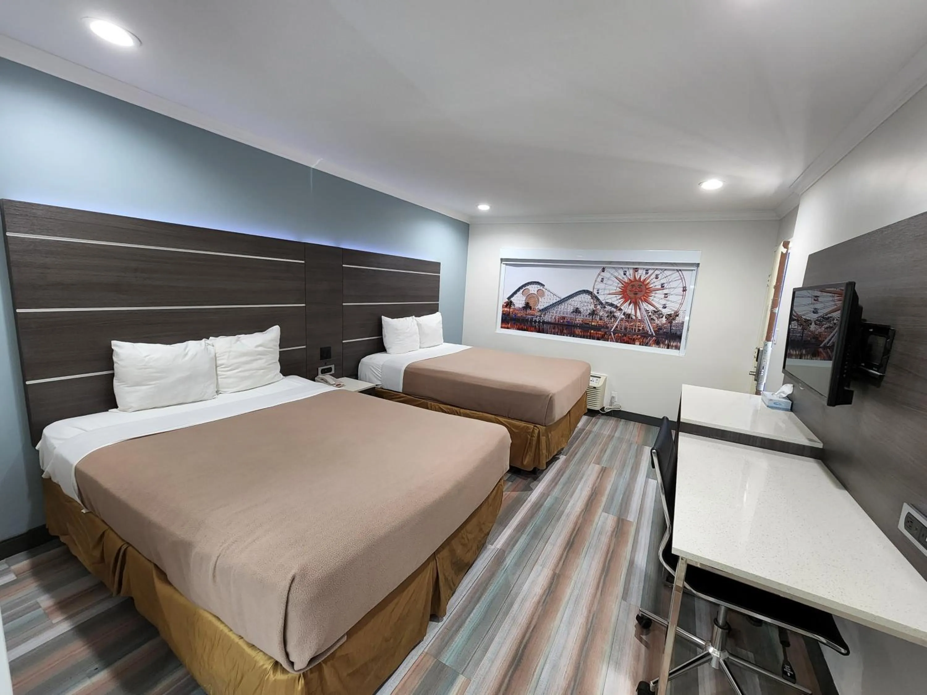 Bed in Travelodge Inn & Suites by Wyndham Fullerton
