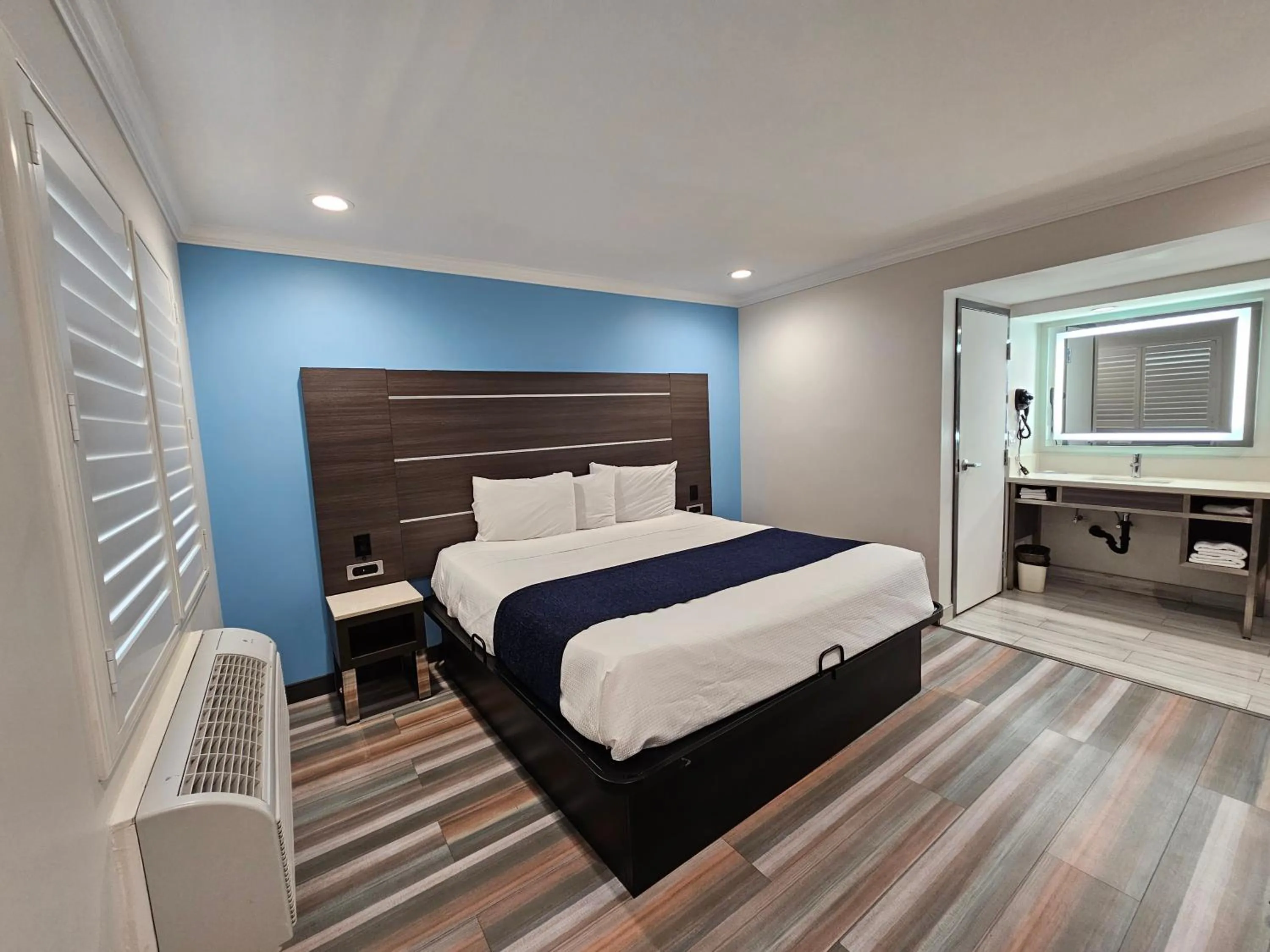 Bed in Travelodge Inn & Suites by Wyndham Fullerton