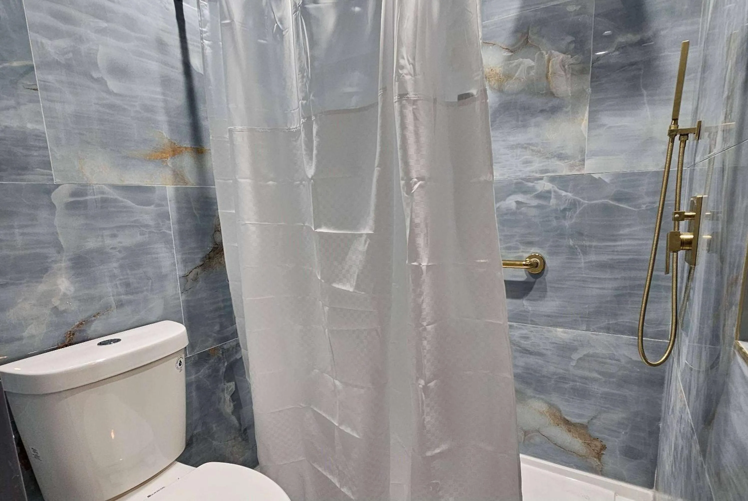 TV and multimedia in Travelodge Inn & Suites by Wyndham Fullerton