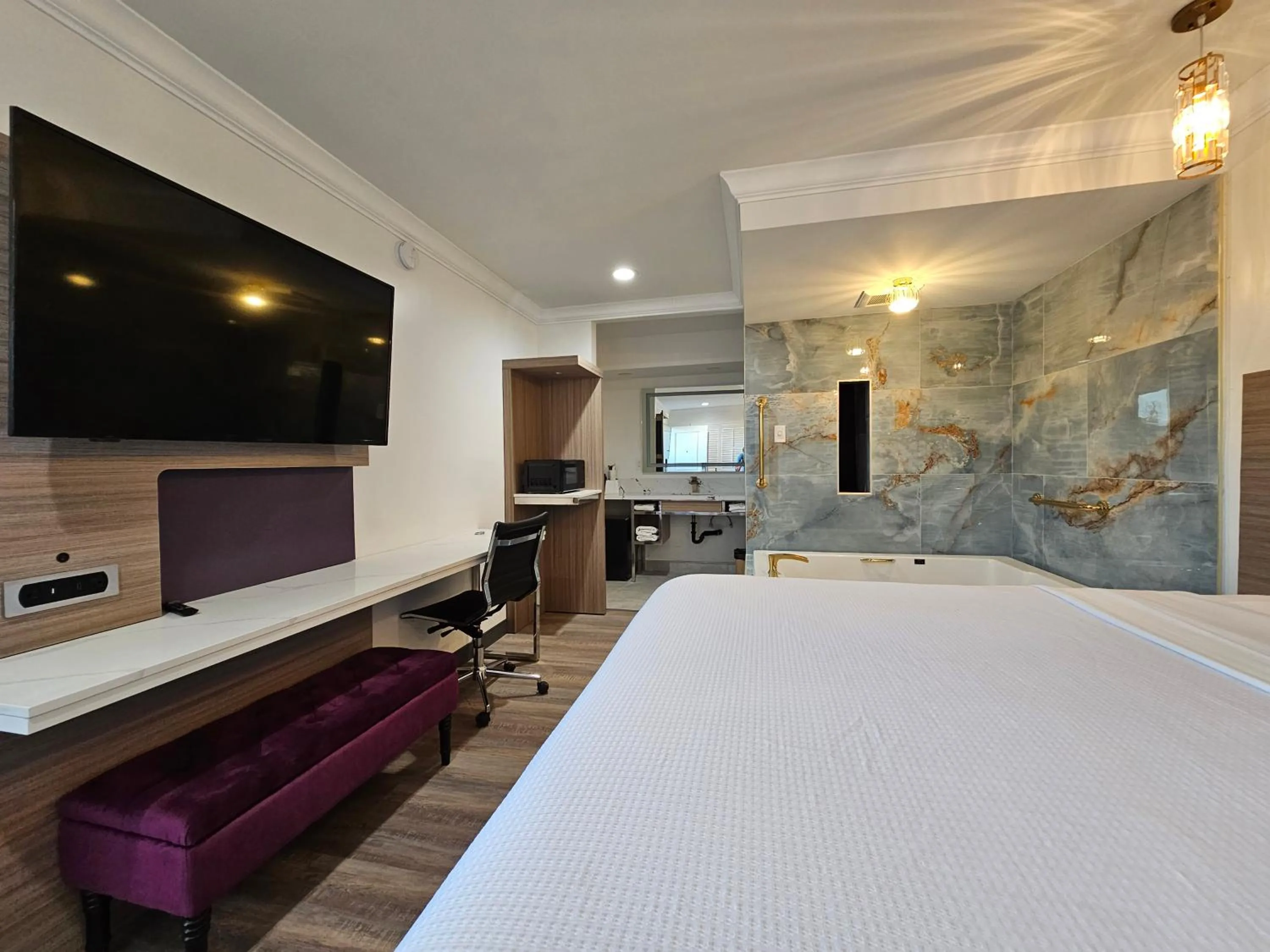 Bed in Travelodge Inn & Suites by Wyndham Fullerton