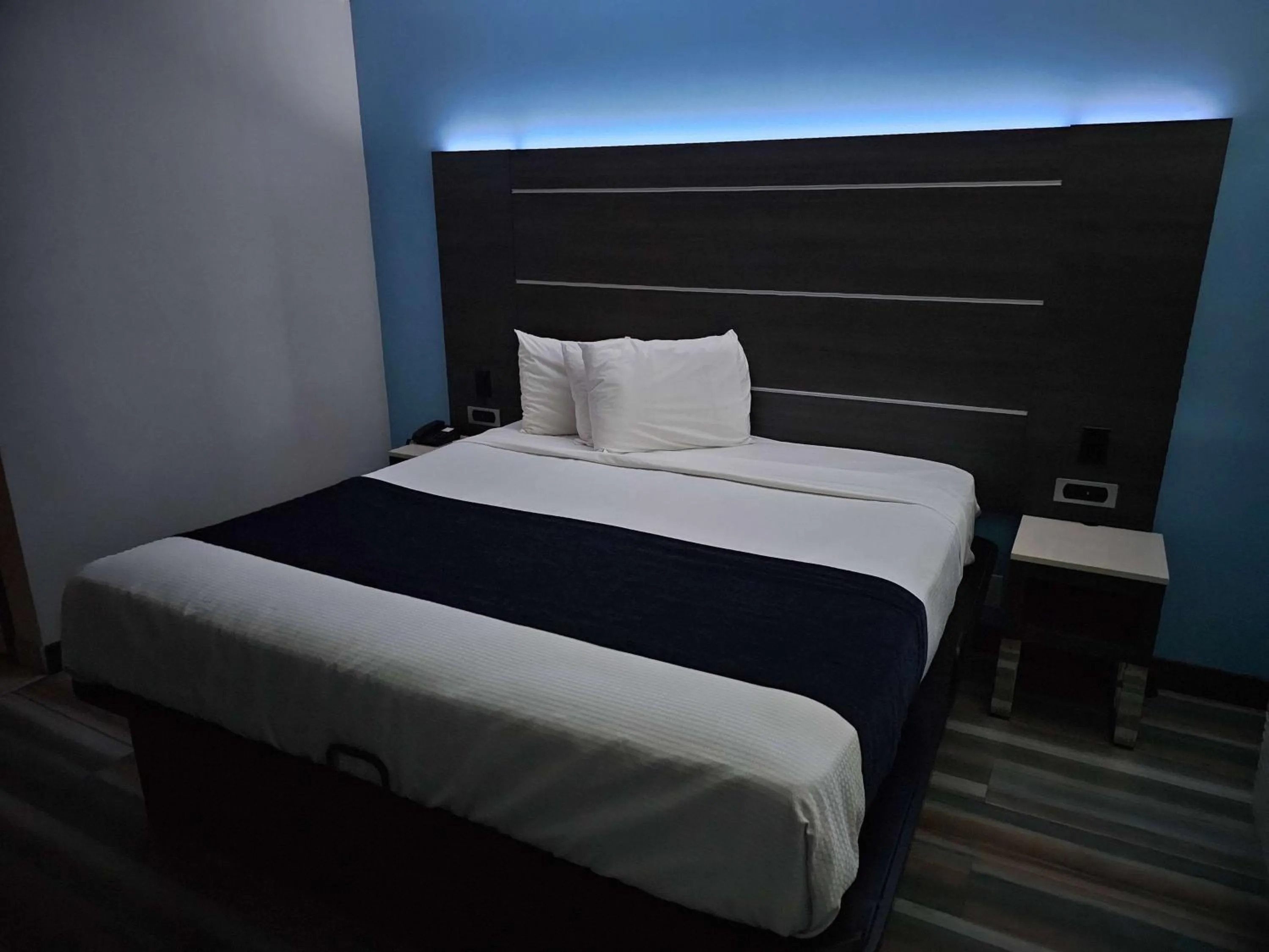 Photo of the whole room, Bed in Travelodge Inn & Suites by Wyndham Fullerton