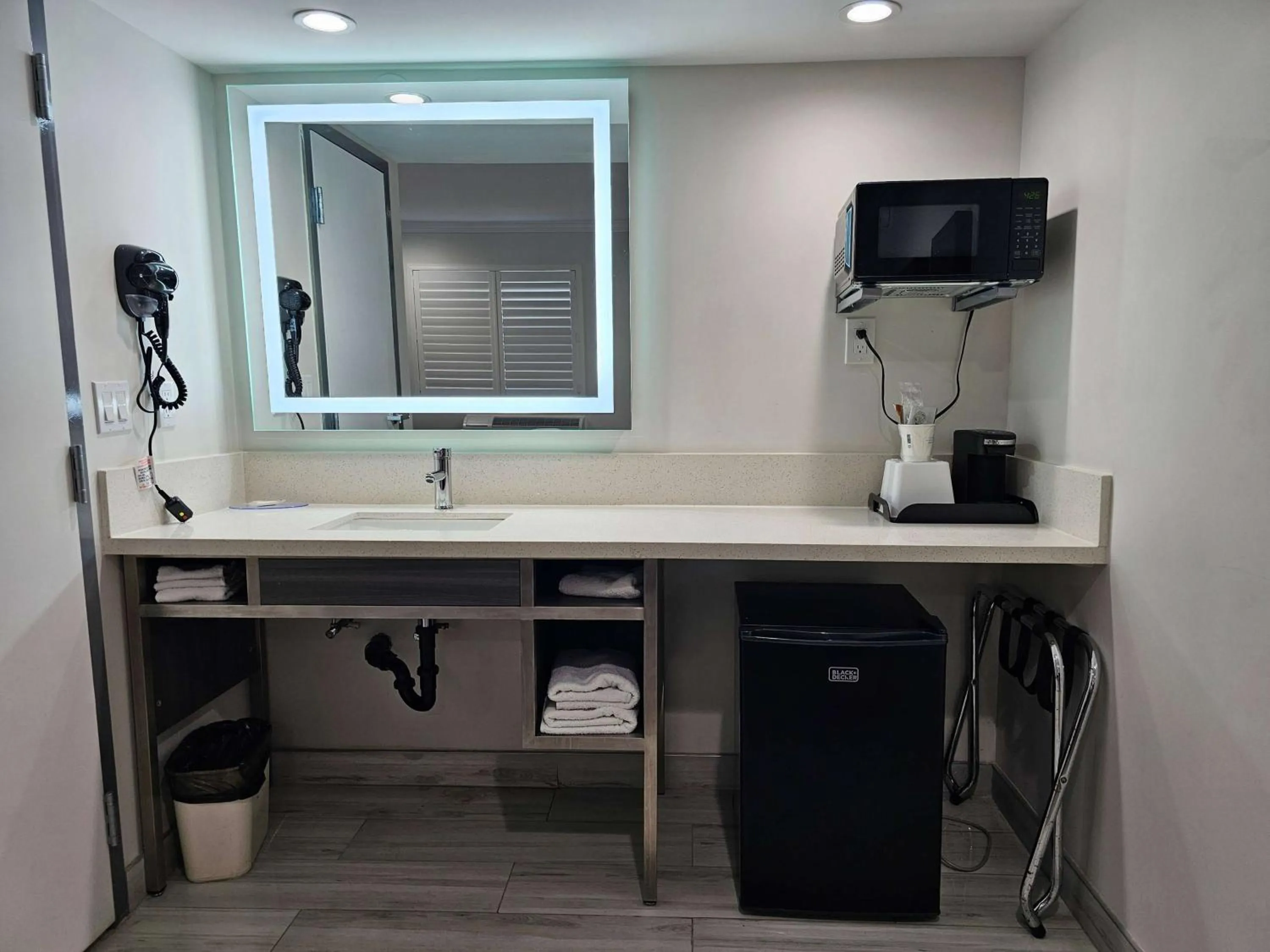 TV and multimedia in Travelodge Inn & Suites by Wyndham Fullerton