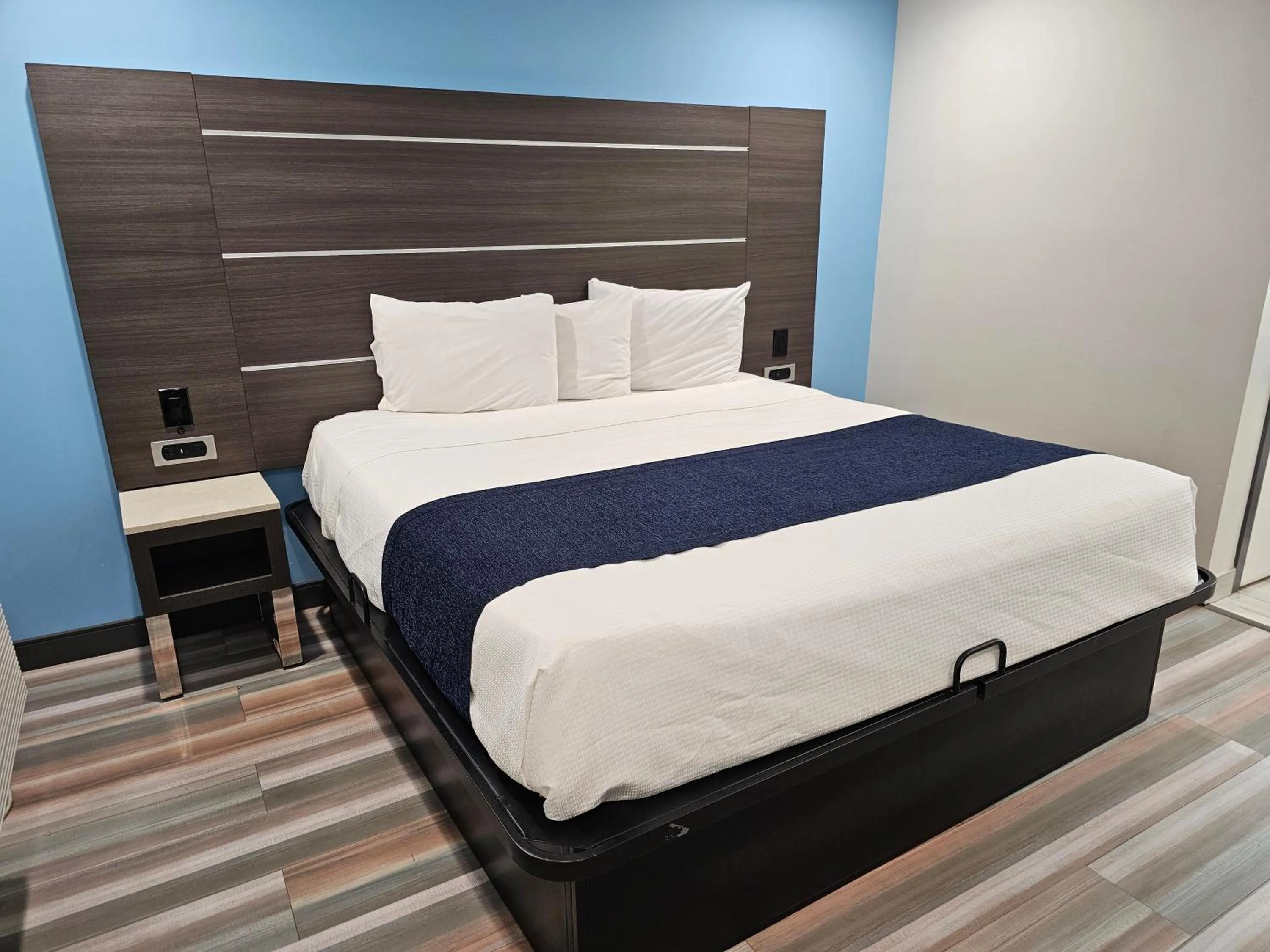 Bed in Travelodge Inn & Suites by Wyndham Fullerton
