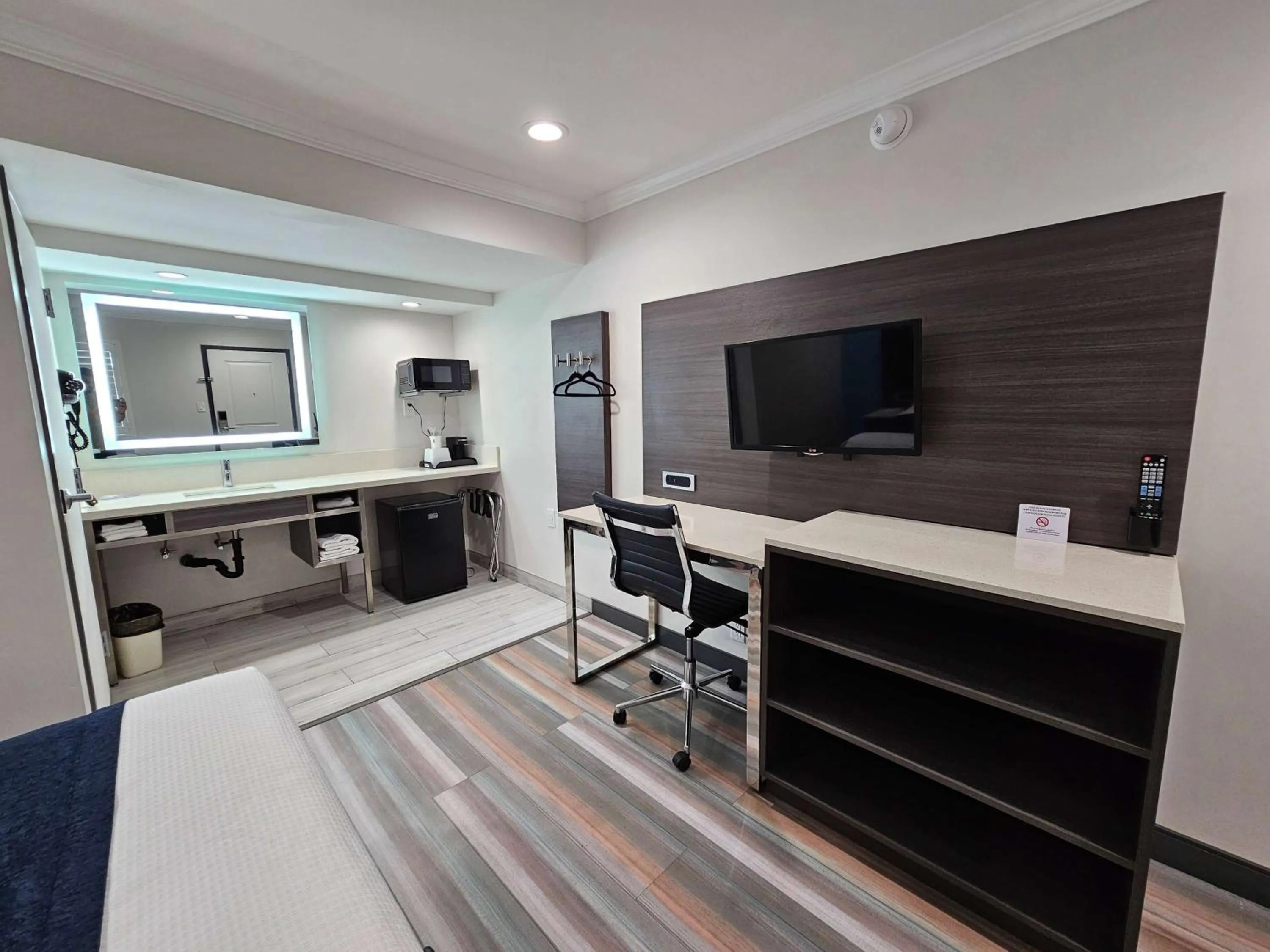 Photo of the whole room in Travelodge Inn & Suites by Wyndham Fullerton