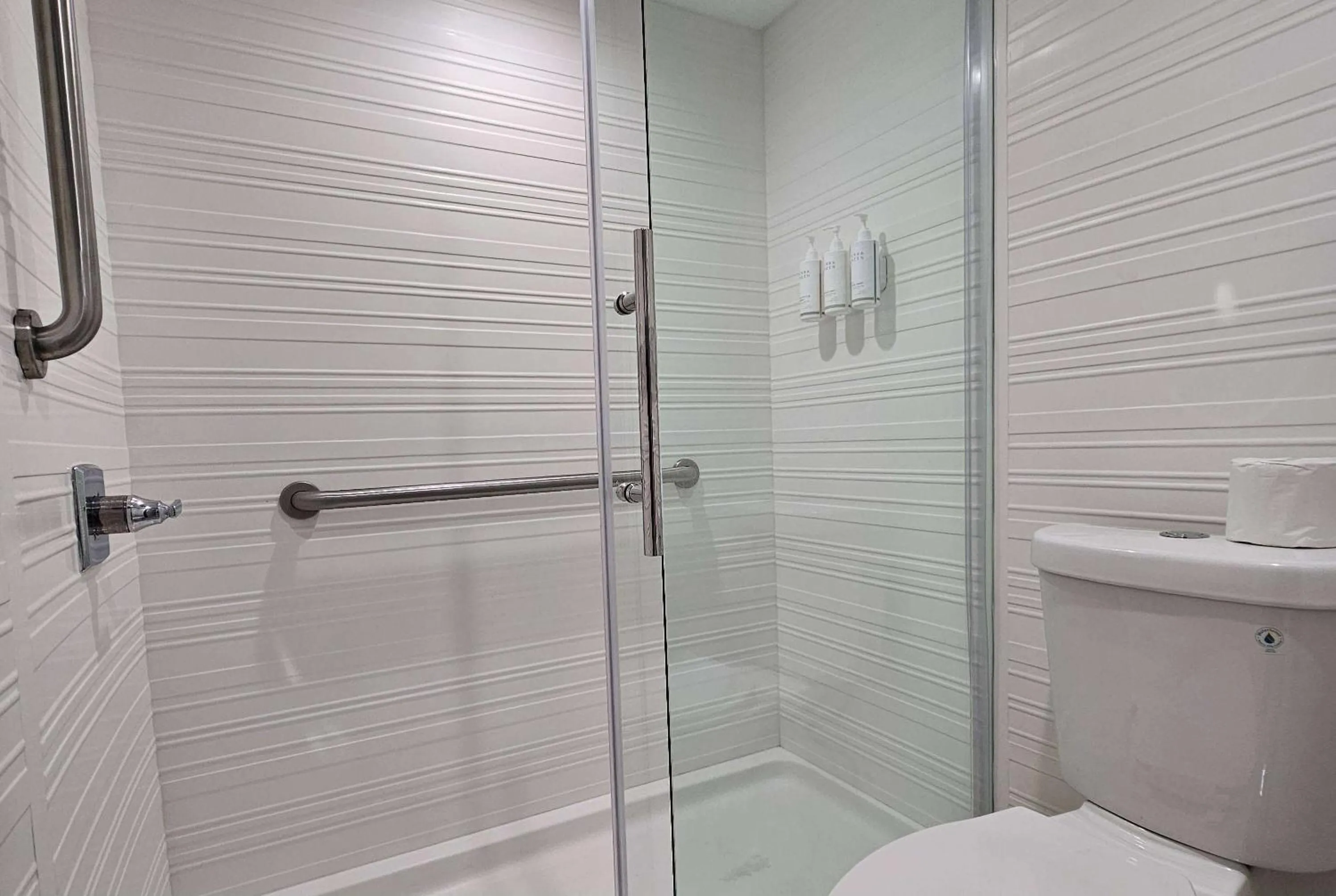 TV and multimedia in Travelodge Inn & Suites by Wyndham Fullerton