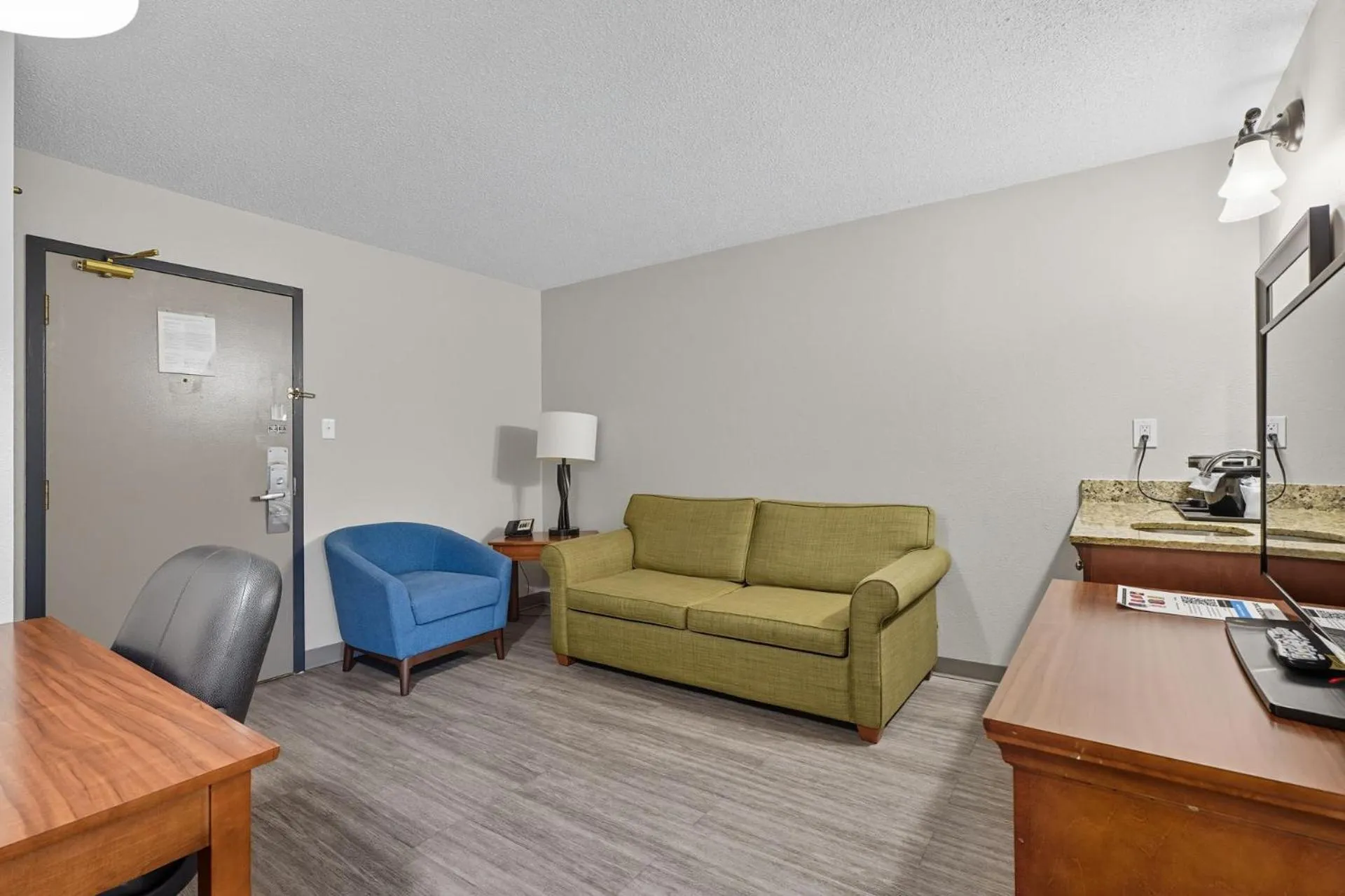 TV and multimedia in Country Inn & Suites by Radisson, Saskatoon, SK