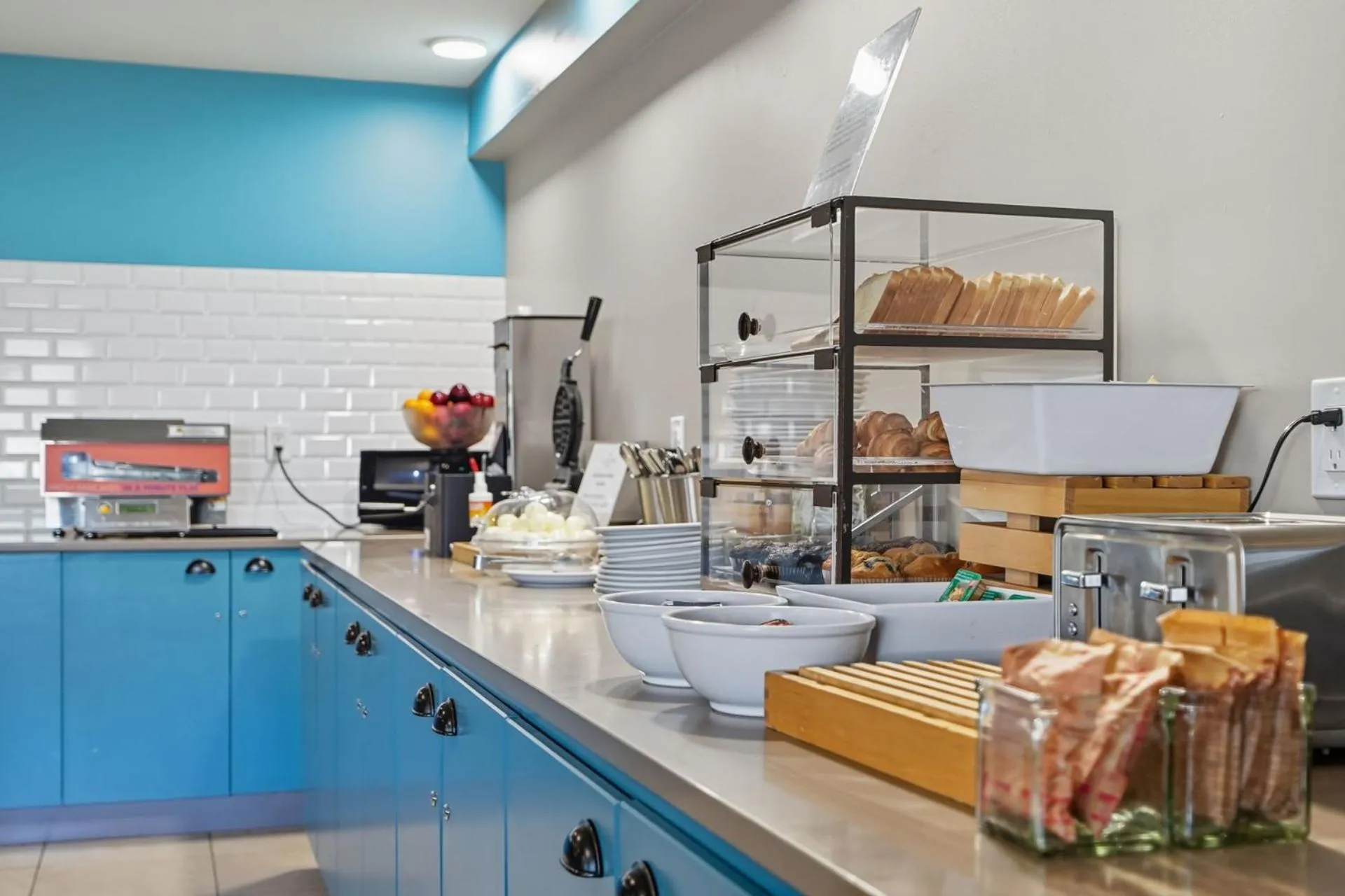 Food and drinks in Country Inn & Suites by Radisson, Saskatoon, SK