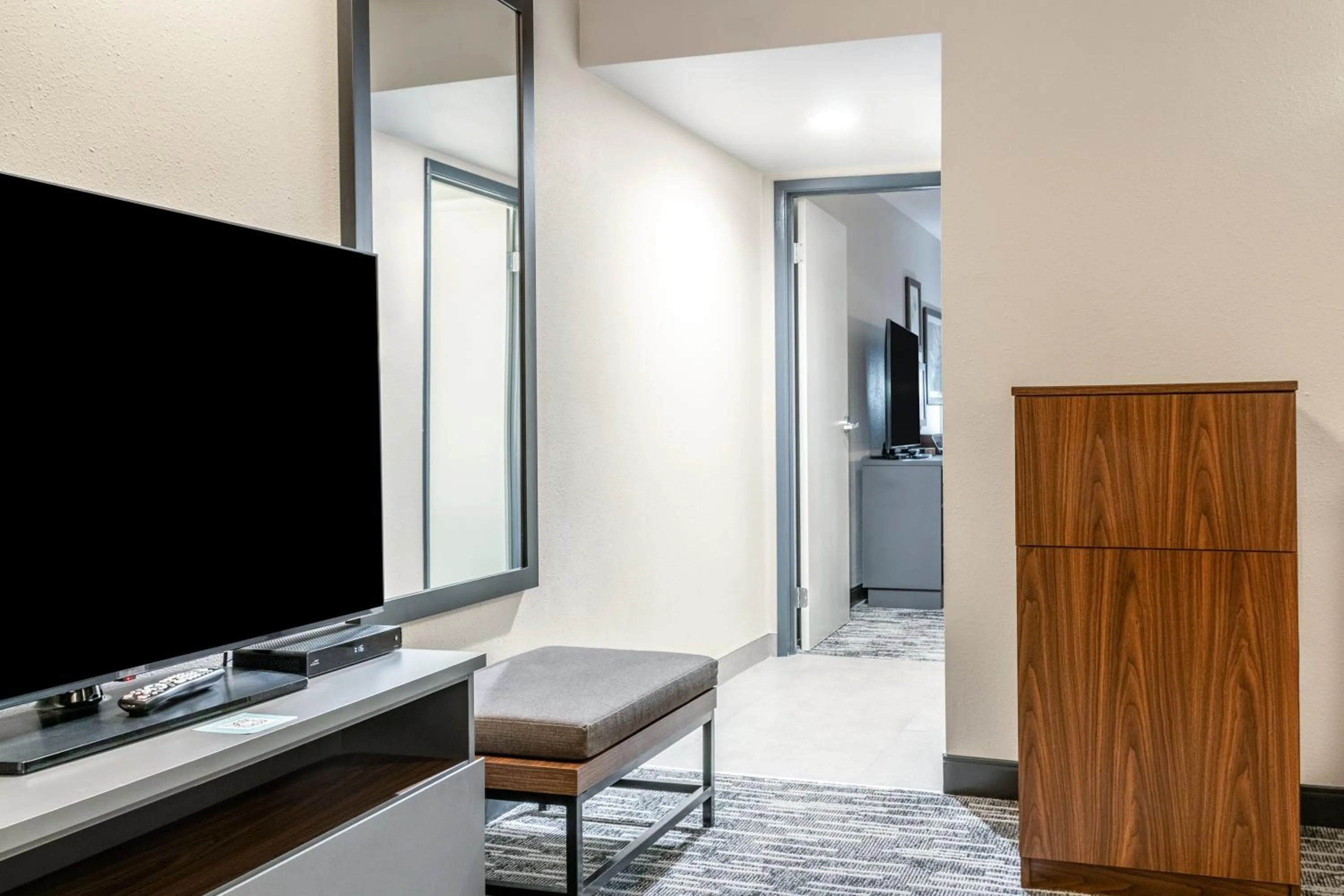 TV and multimedia in Country Inn & Suites by Radisson, Winnipeg, MB