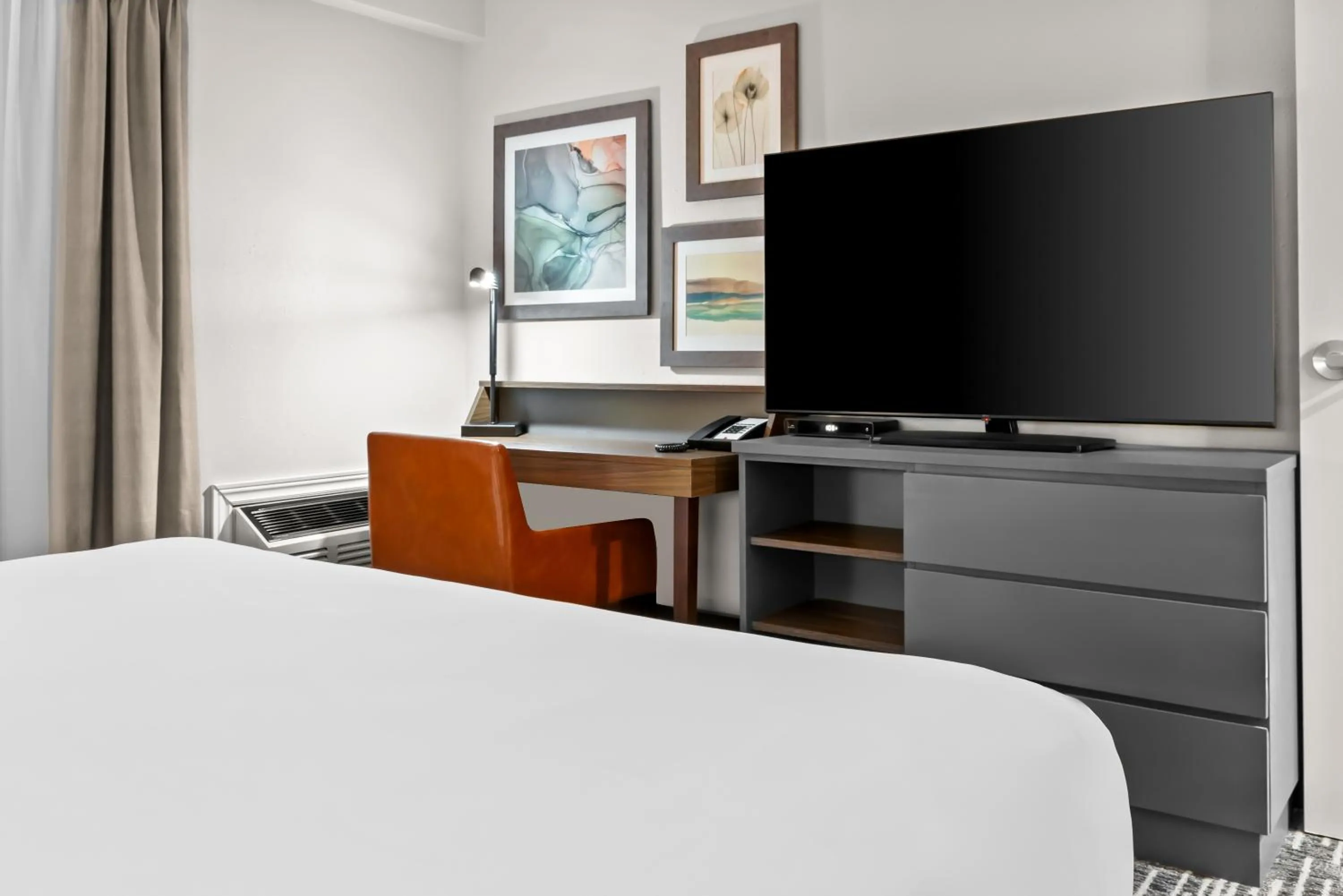 TV and multimedia, Bed in Country Inn & Suites by Radisson, Winnipeg, MB
