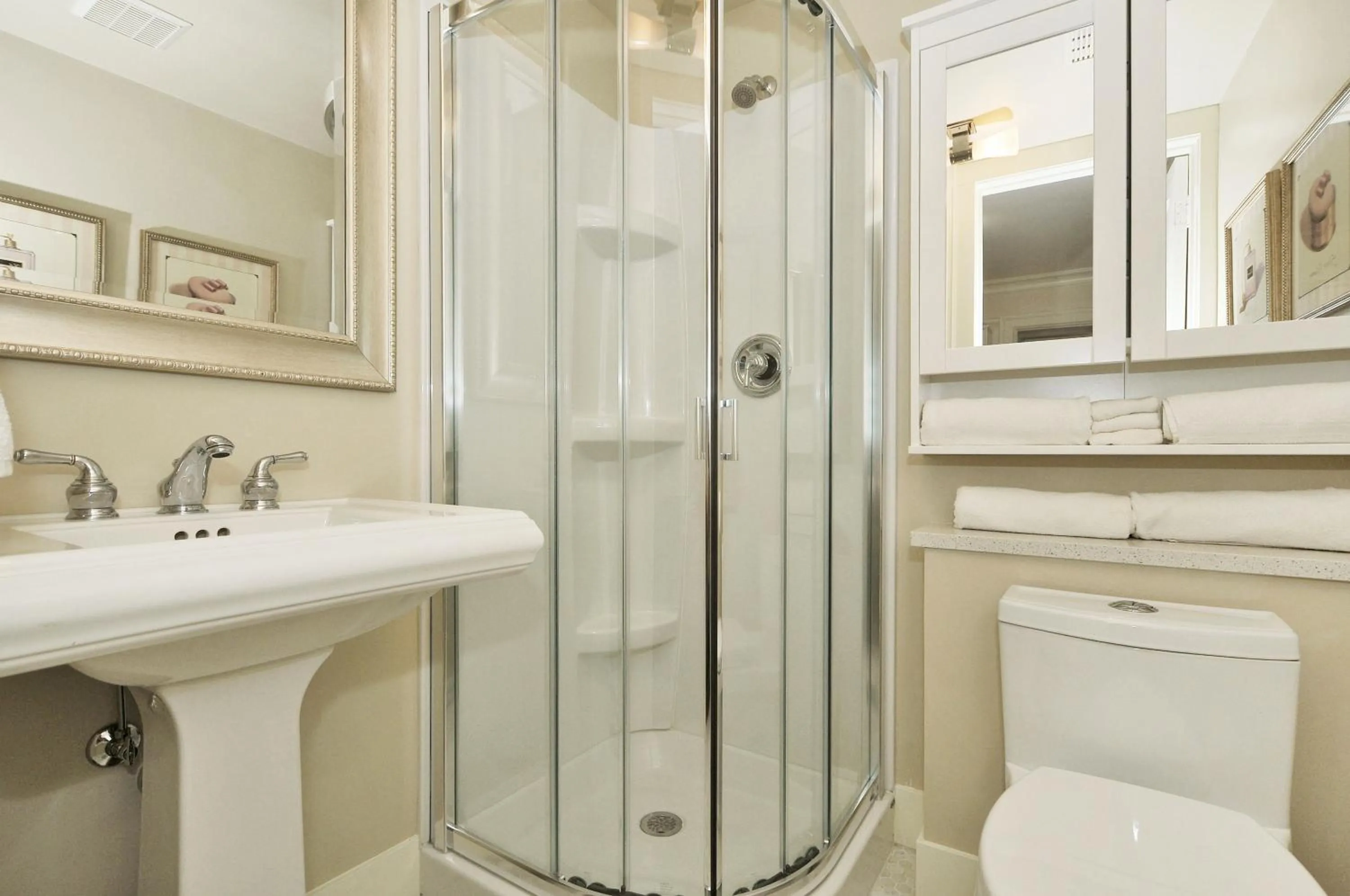 Bathroom in The Craigmyle Inn